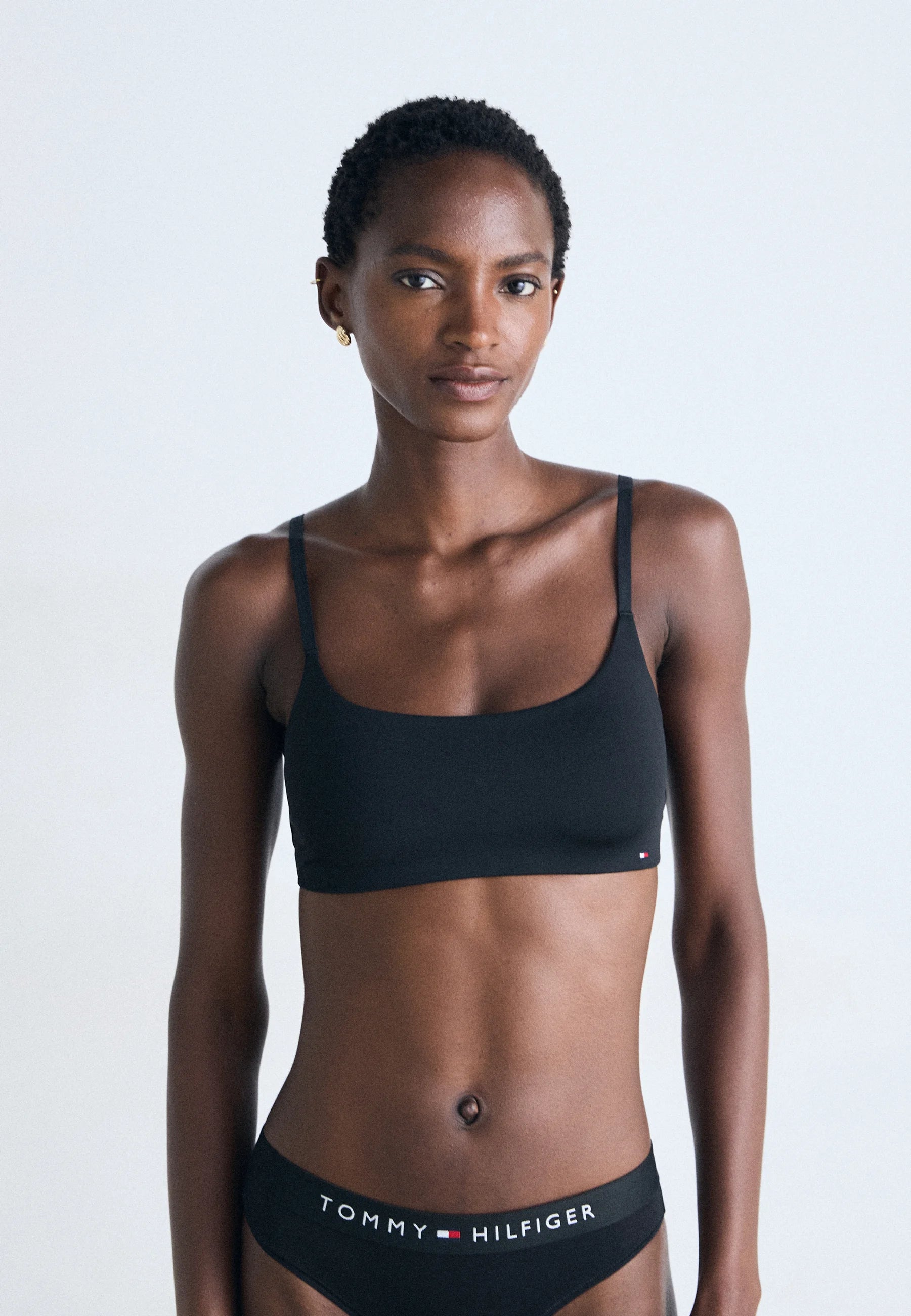 Tommy Hilfiger Essentials Scoop Neck Bralette – černá