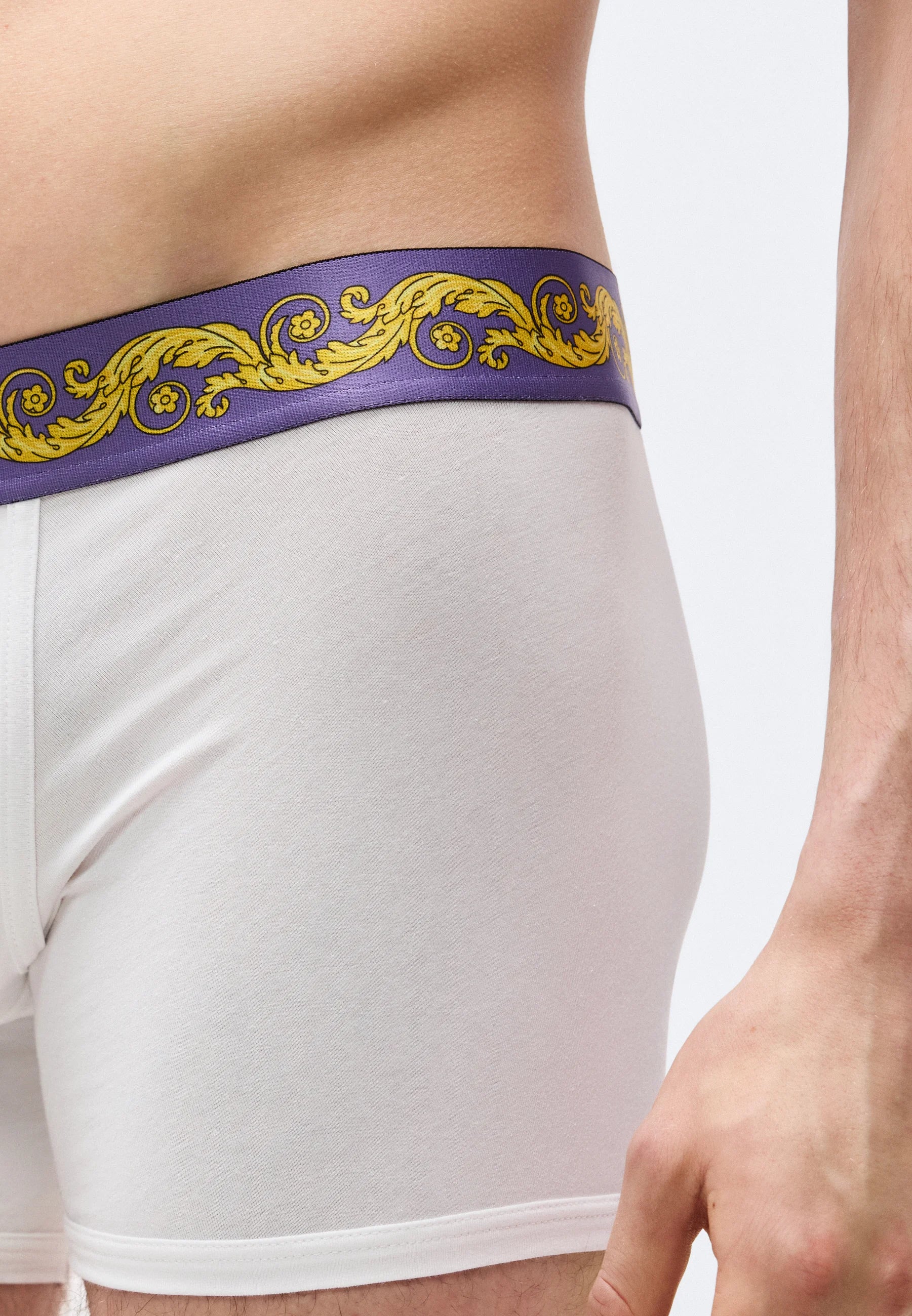 Triky Versace Cotton Stretch s potiskem – nízké – bílé, levandulové, zlaté barvy