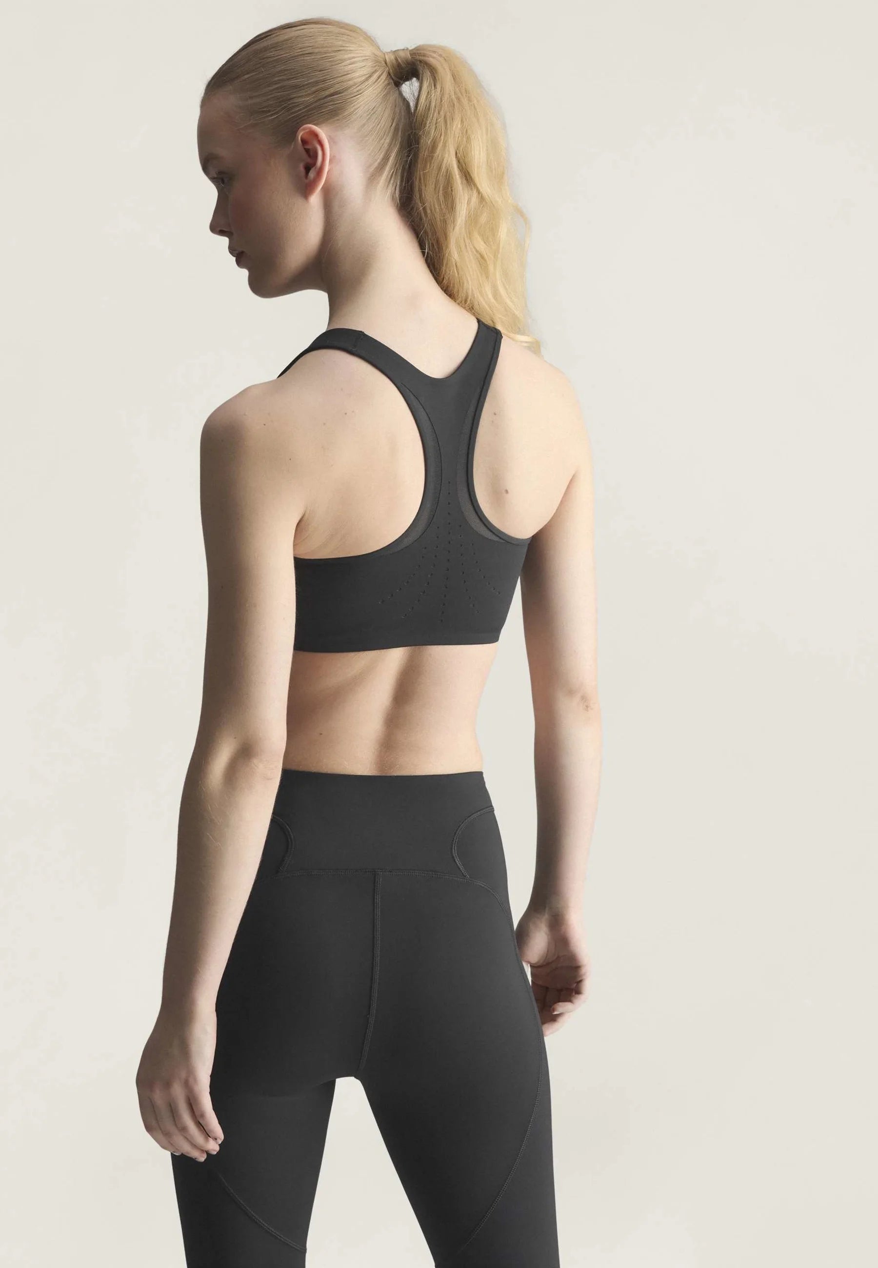 Podprsenka Adidas by Stella McCartney PrimeLift Medium Support – černá