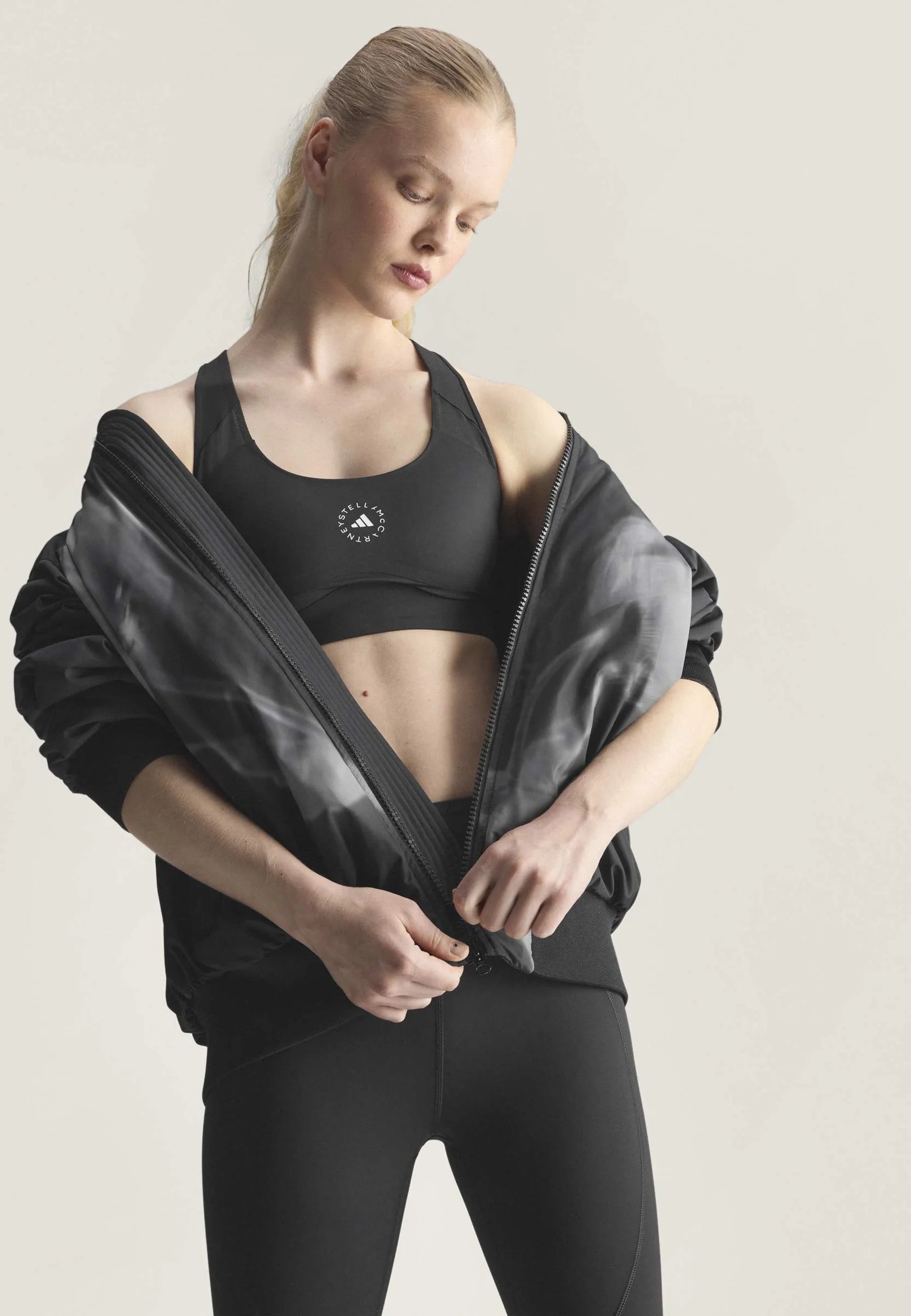 Podprsenka Adidas by Stella McCartney PrimeLift Medium Support – černá