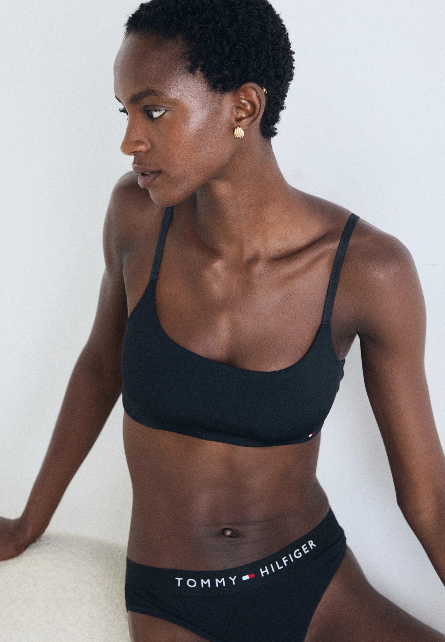 Tommy Hilfiger Essentials Scoop Neck Bralette – černá