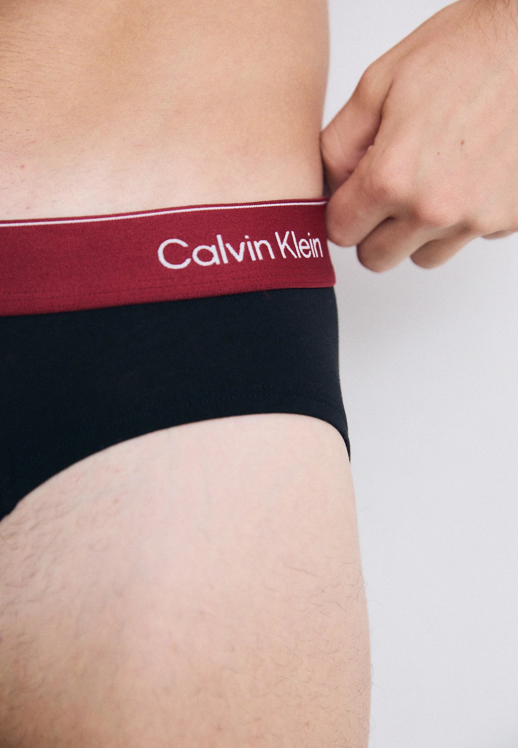 Majtki biodrowe Calvin Klein Icon ze stretchem bawełnianym – 3 szt. – czarne z bordowym, miękkim białym i jasnoniebieskim paskiem