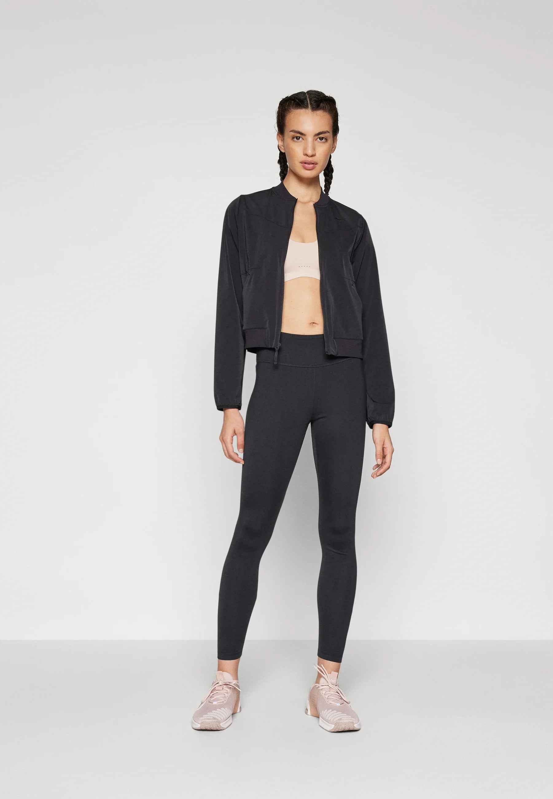 Podprsenka Nike Performance Ala Minimalist Light Support – Particle Béžová, bílá