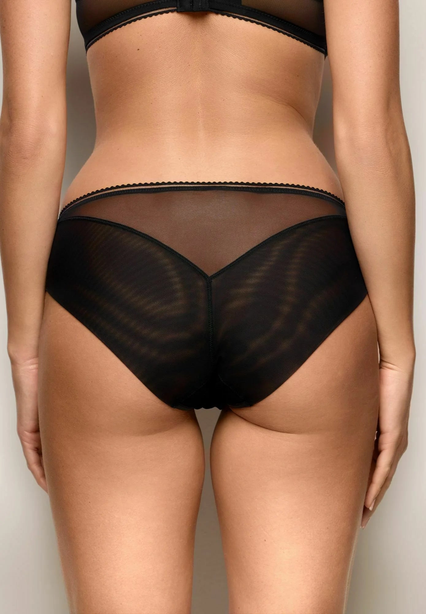 Haftowane figi Yamamay Milli Line – czarne