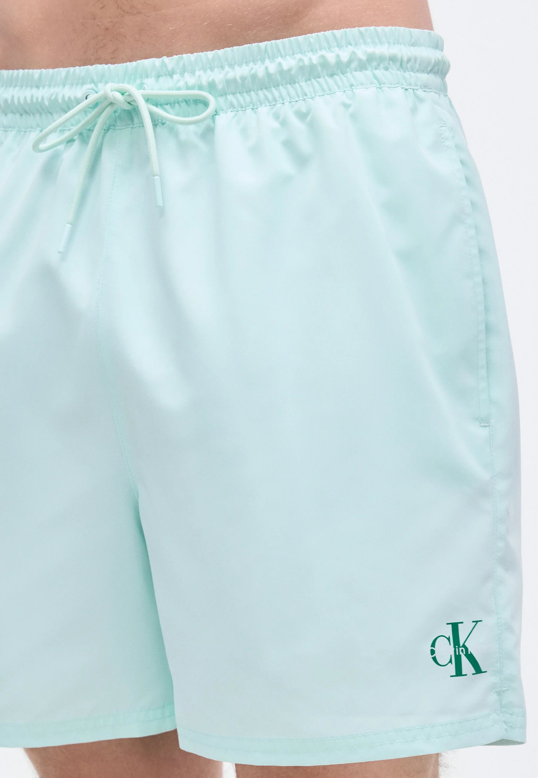 Szorty kąpielowe Calvin Klein z monogramem – Feel The Mint