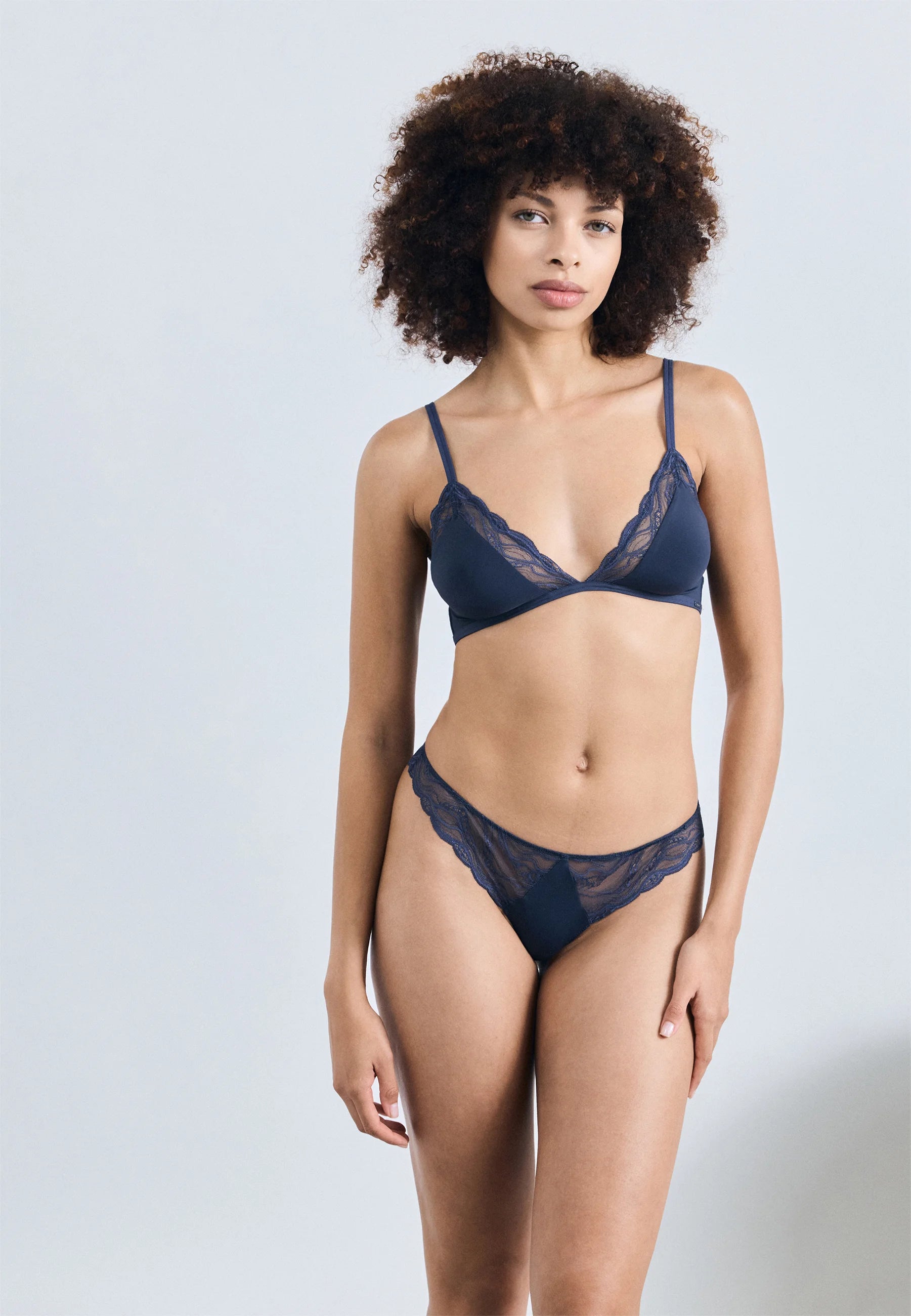 Calvin Klein Spitzen-Satin-Tanga – Speakeasy