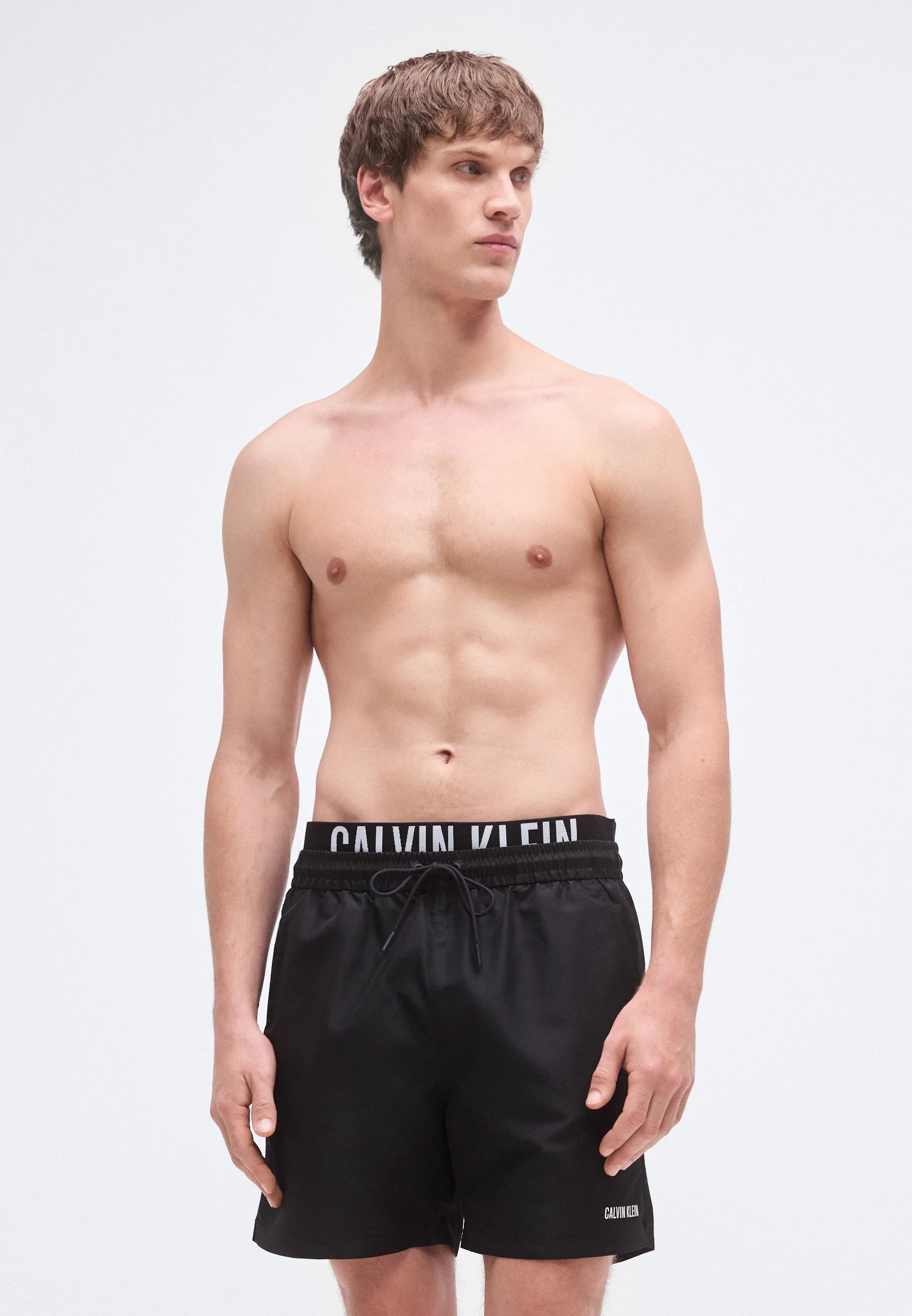 Středně stahovací plavkové šortky Calvin Klein – černé