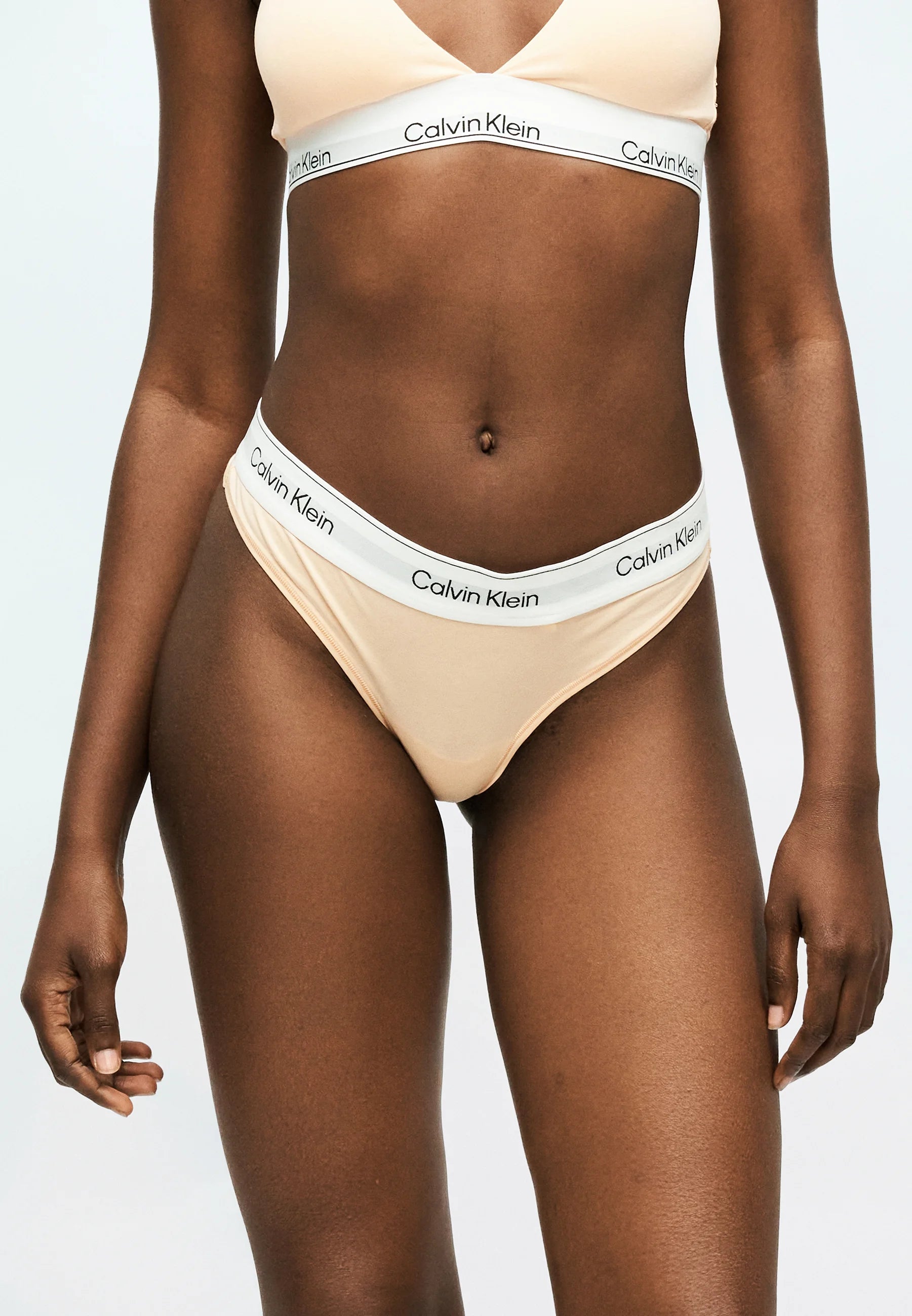 String emblématique Calvin Klein – Peach Bliss