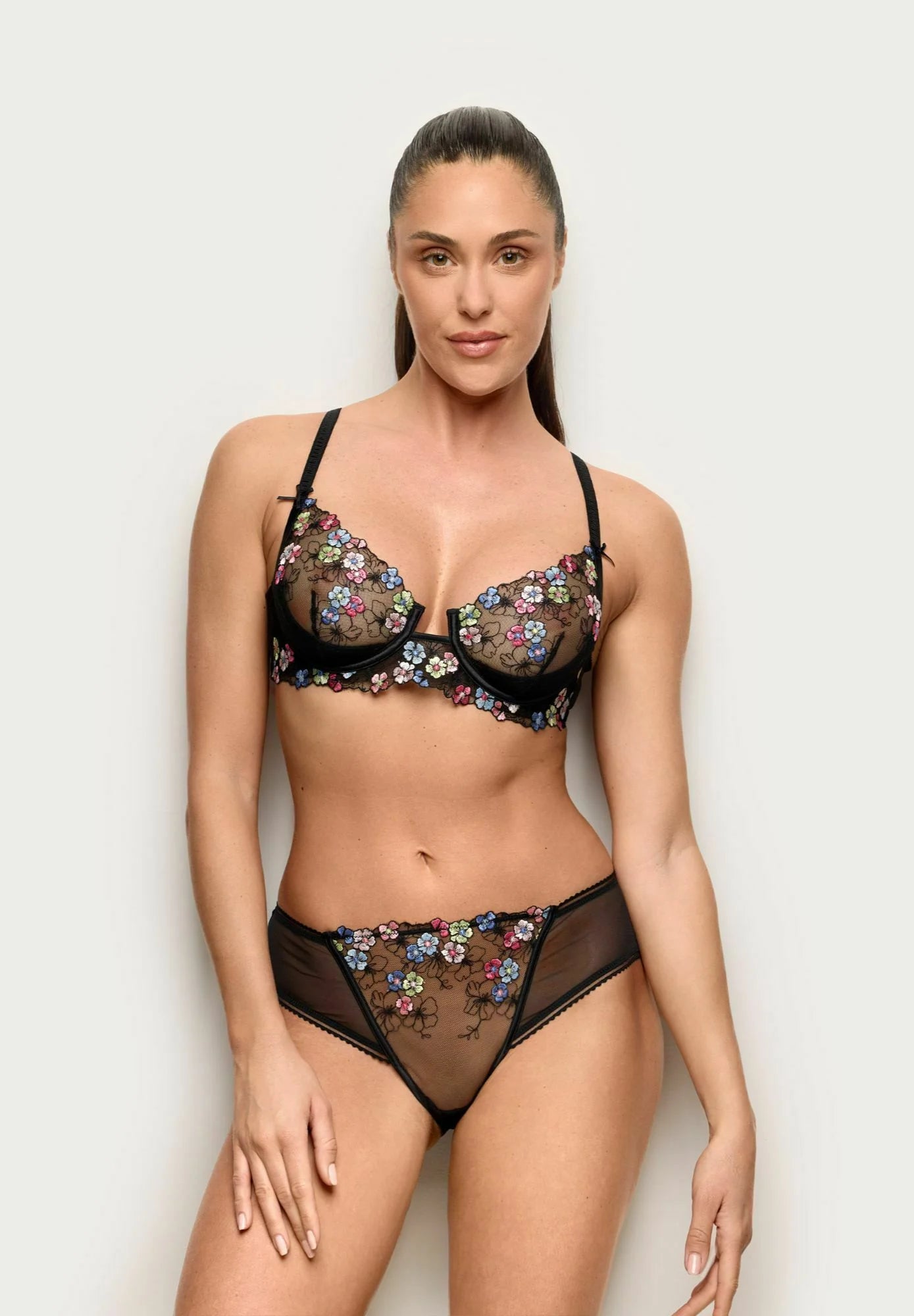 Haftowane figi Yamamay Milli Line – czarne