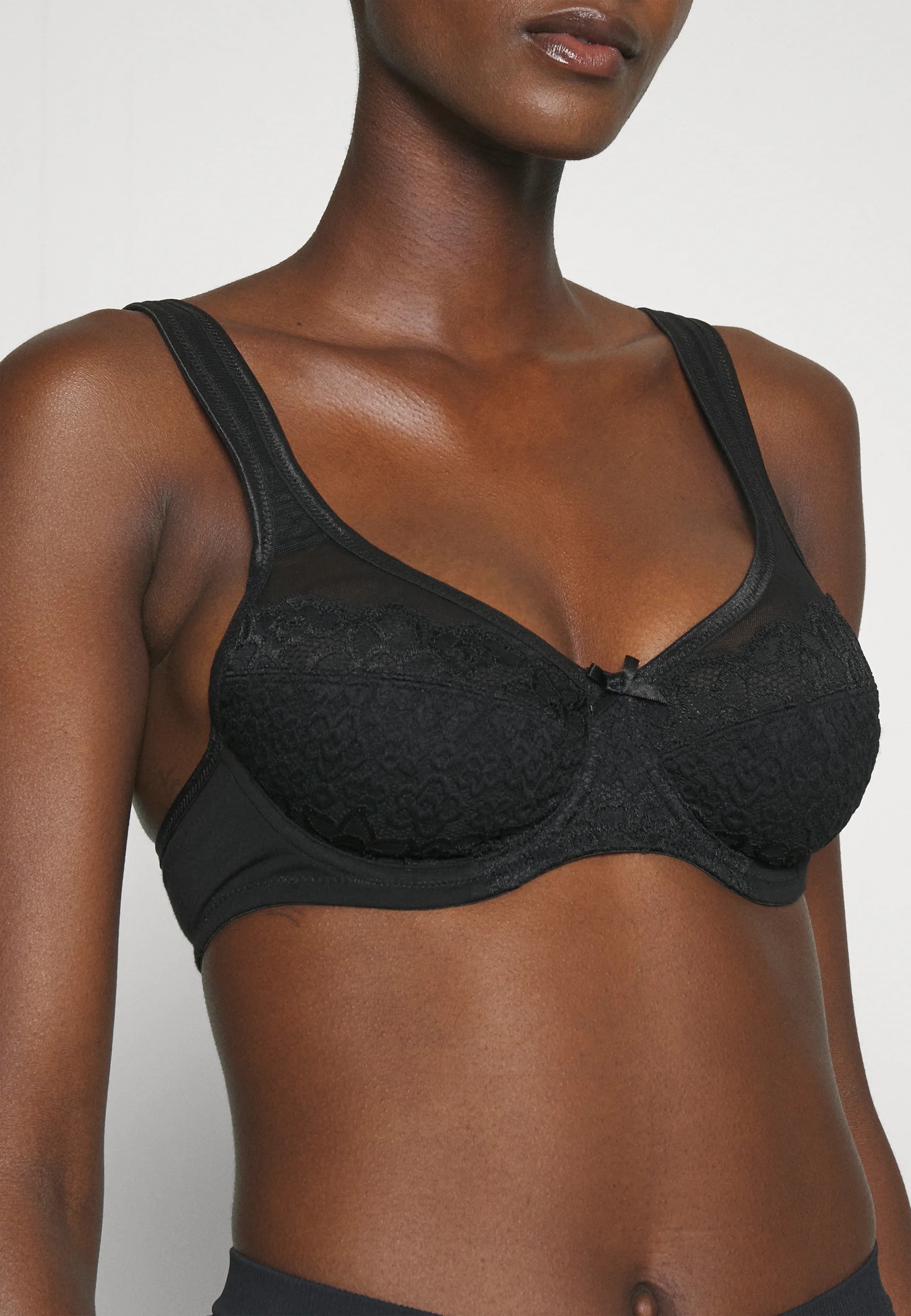 LASCANA Petite Fleur Minimizer Under Wire Bra 2 Pack – černá, bílá