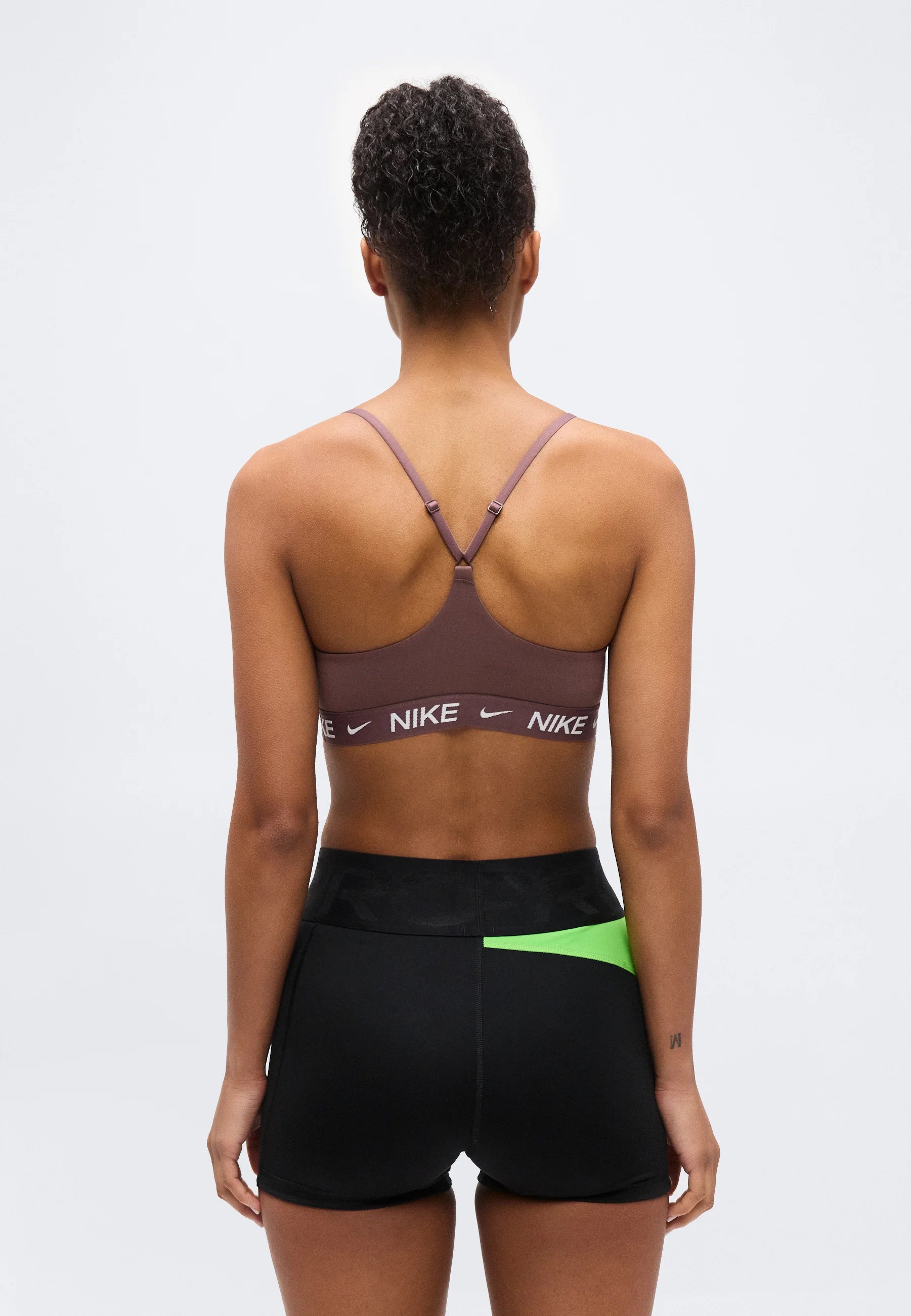 Nike Performance Indy Light Support Soutien-gorge – Tatouage, Blanc