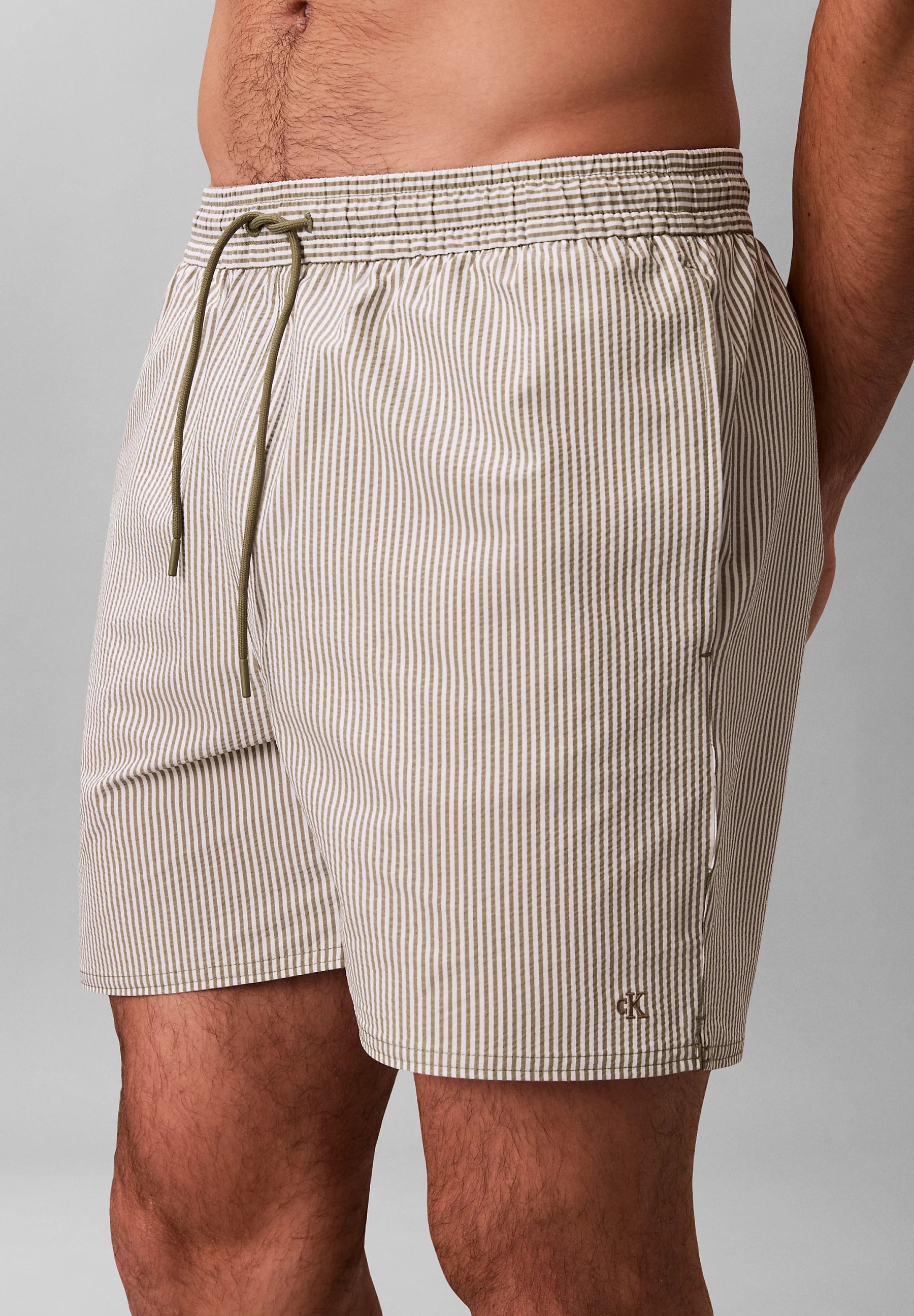 Short de bain Calvin Klein Medium à cordon de serrage – Vert lichen profond, Blanc