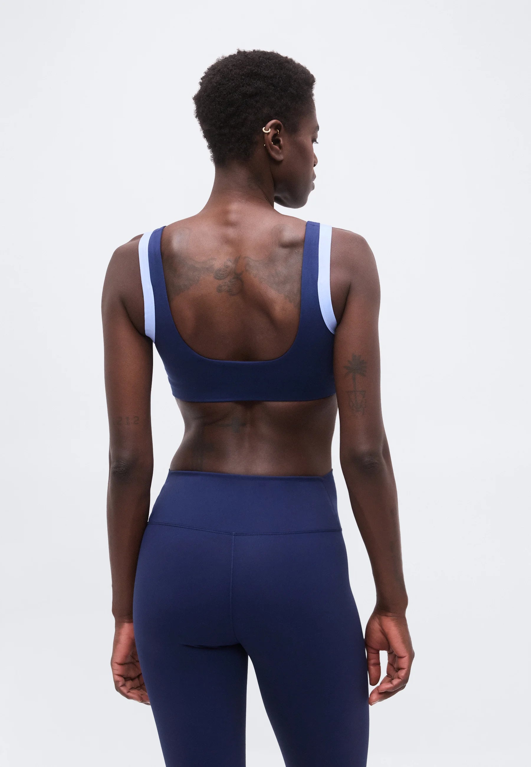 Podprsenka Nike Performance Light Support – Midnight Navy, hliník, bílá