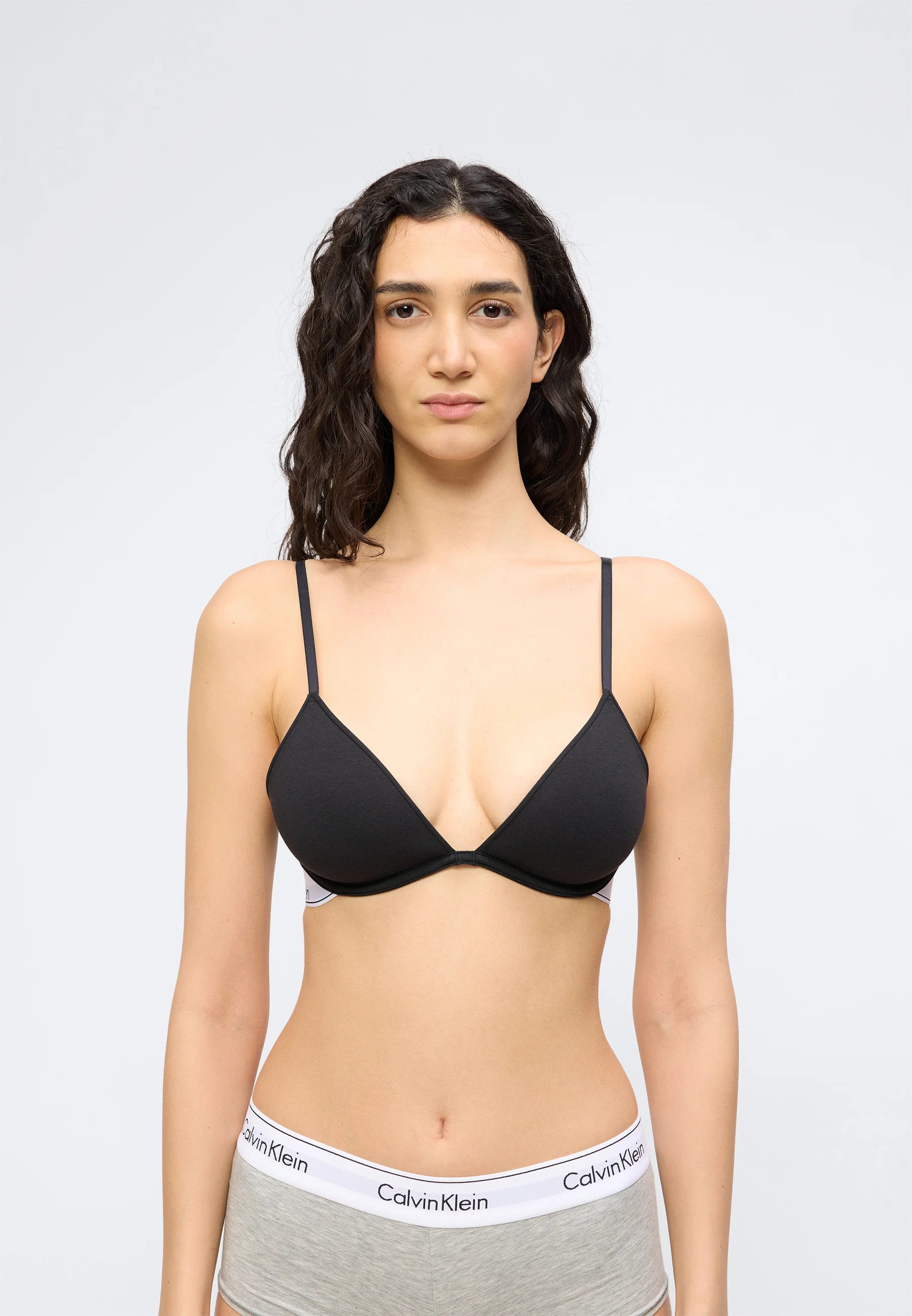 Calvin Klein Lehce podšitá podprsenka pod tričkem – černá