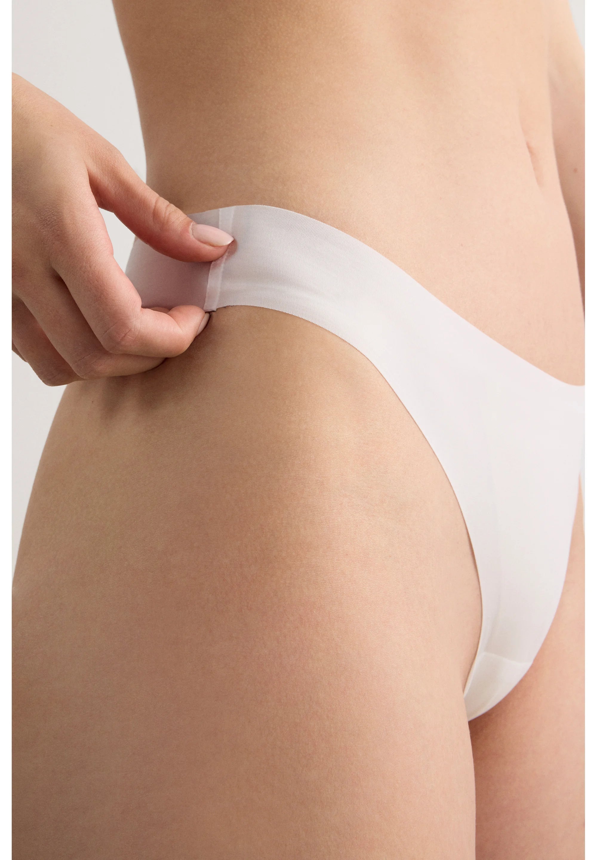 Intimissimi Ultralight Brazilian Thong – Off-White