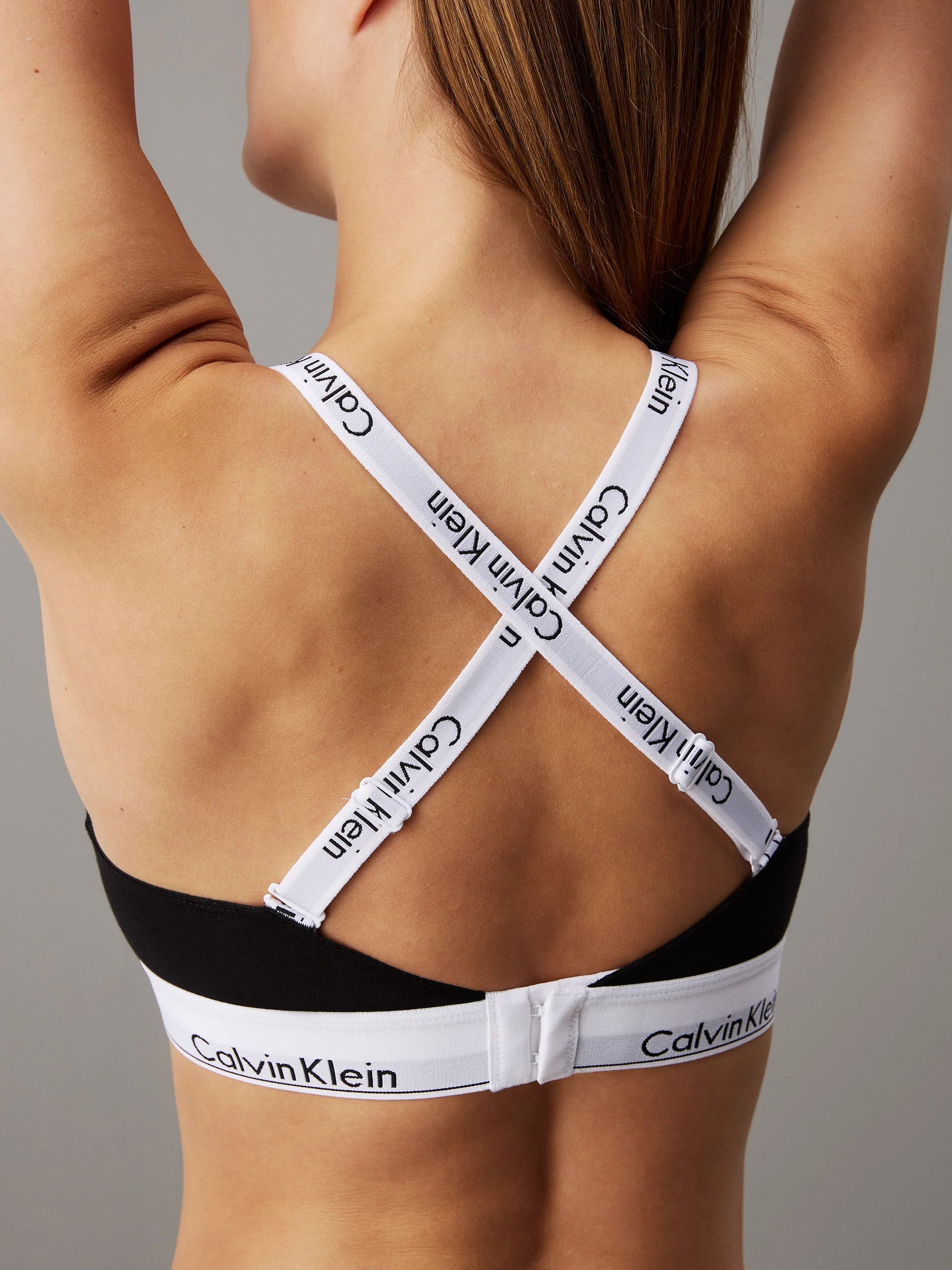 Bezešvá měkká podprsenka Bralette s podšívkou Calvin Klein Icon – černá