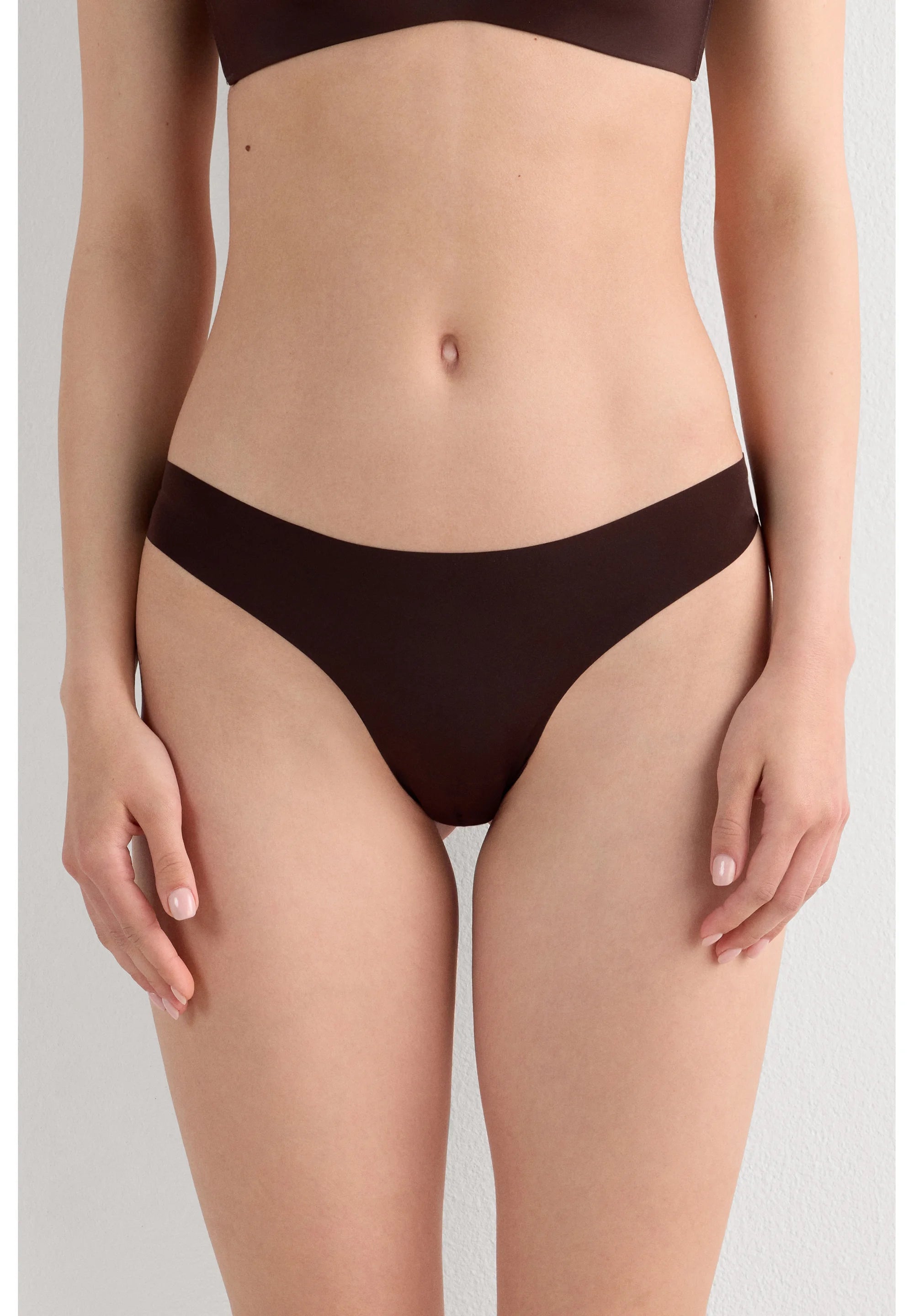 Intimissimi Ultralekkie brazylijskie stringi – ciemny brąz
