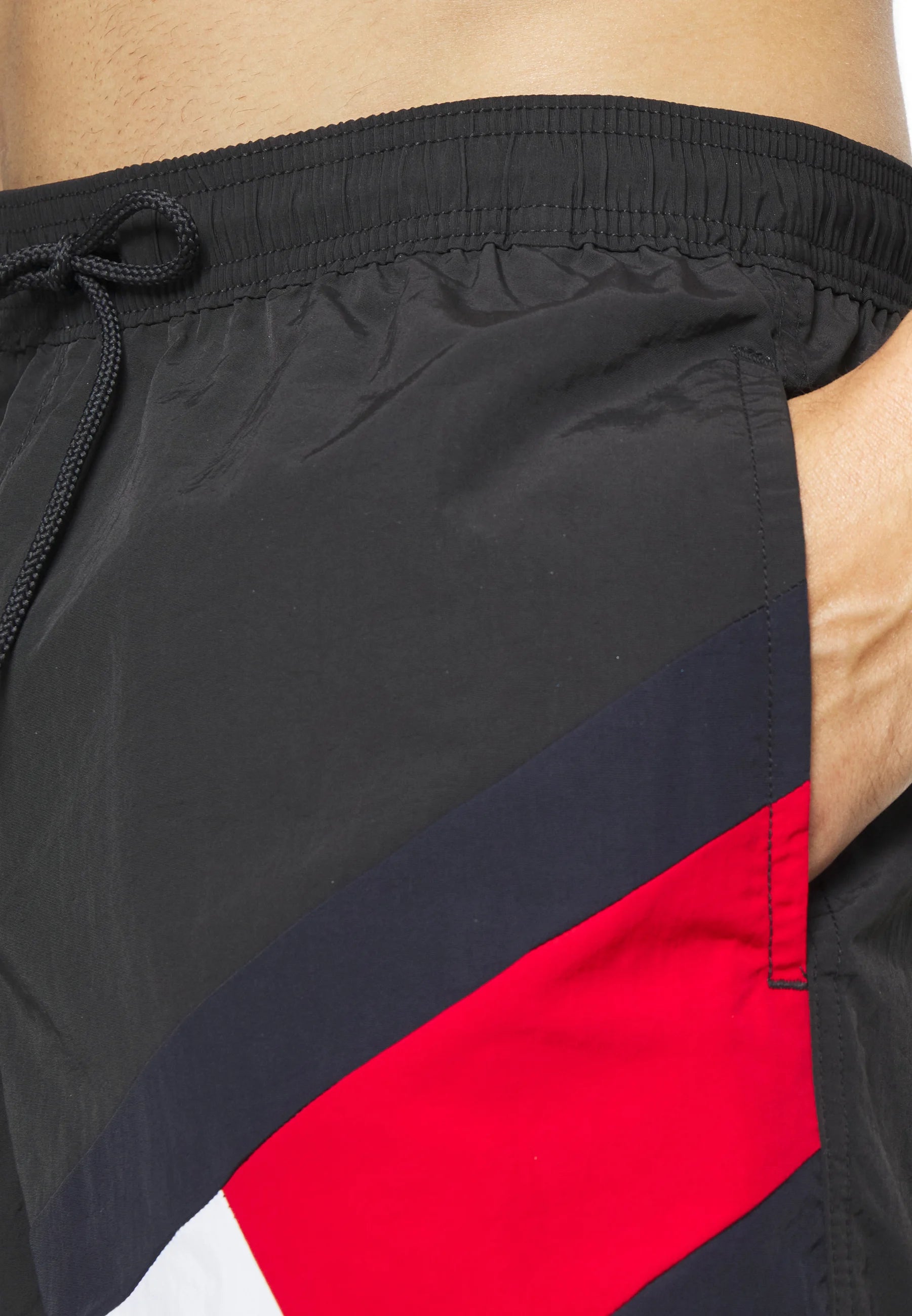 Plavecké šortky Tommy Hilfiger se stahovací šňůrkou – černé
