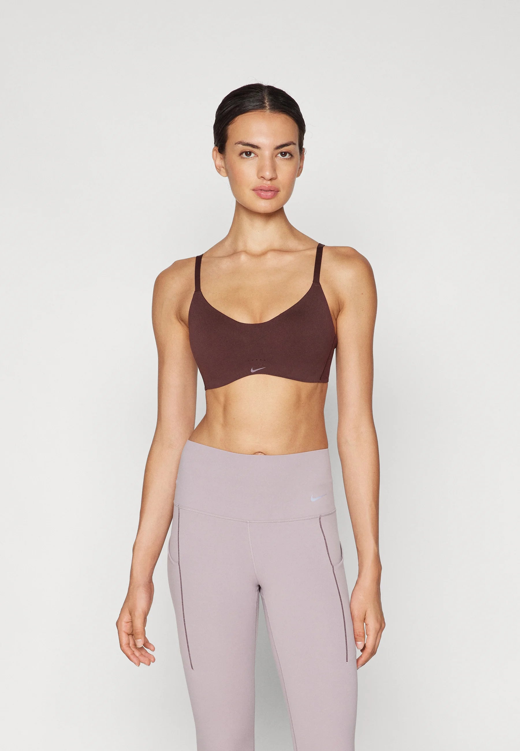Podprsenka Nike Performance Ala Minimalist Light Support – Earth, bílá