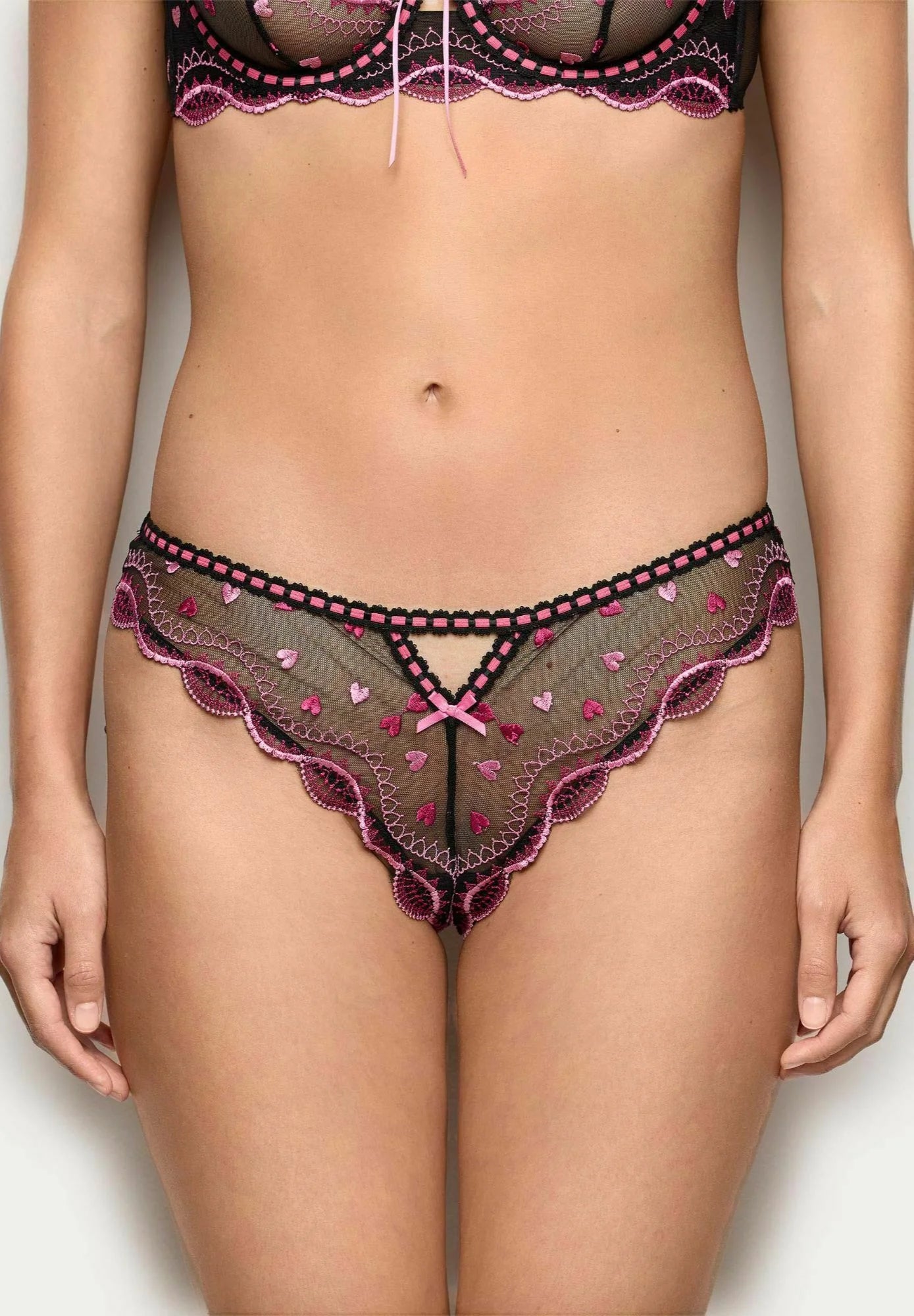 Majtki Yamamay Deep Love – czarne, haftowane róże