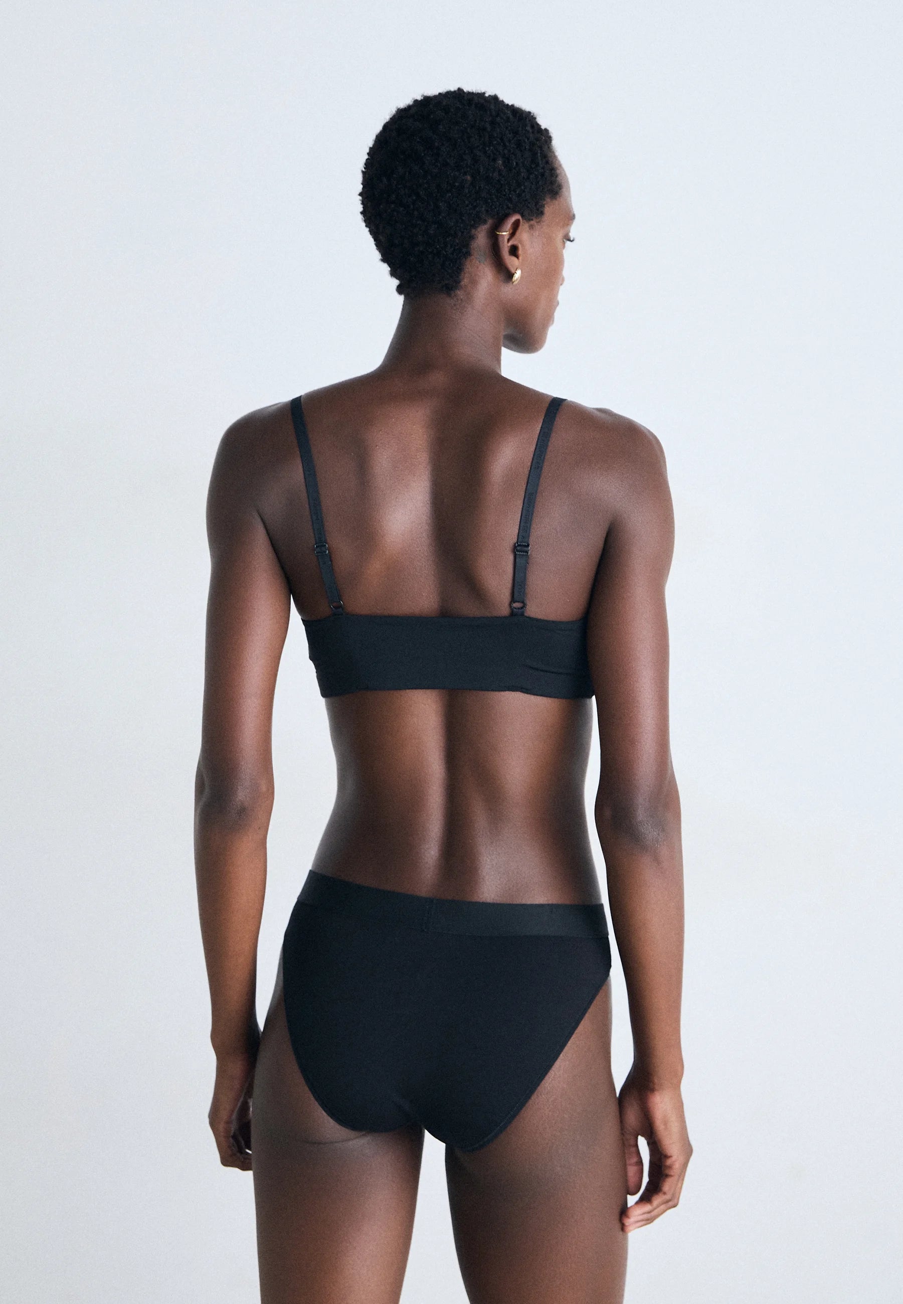 Tommy Hilfiger Essentials Scoop Neck Bralette – černá