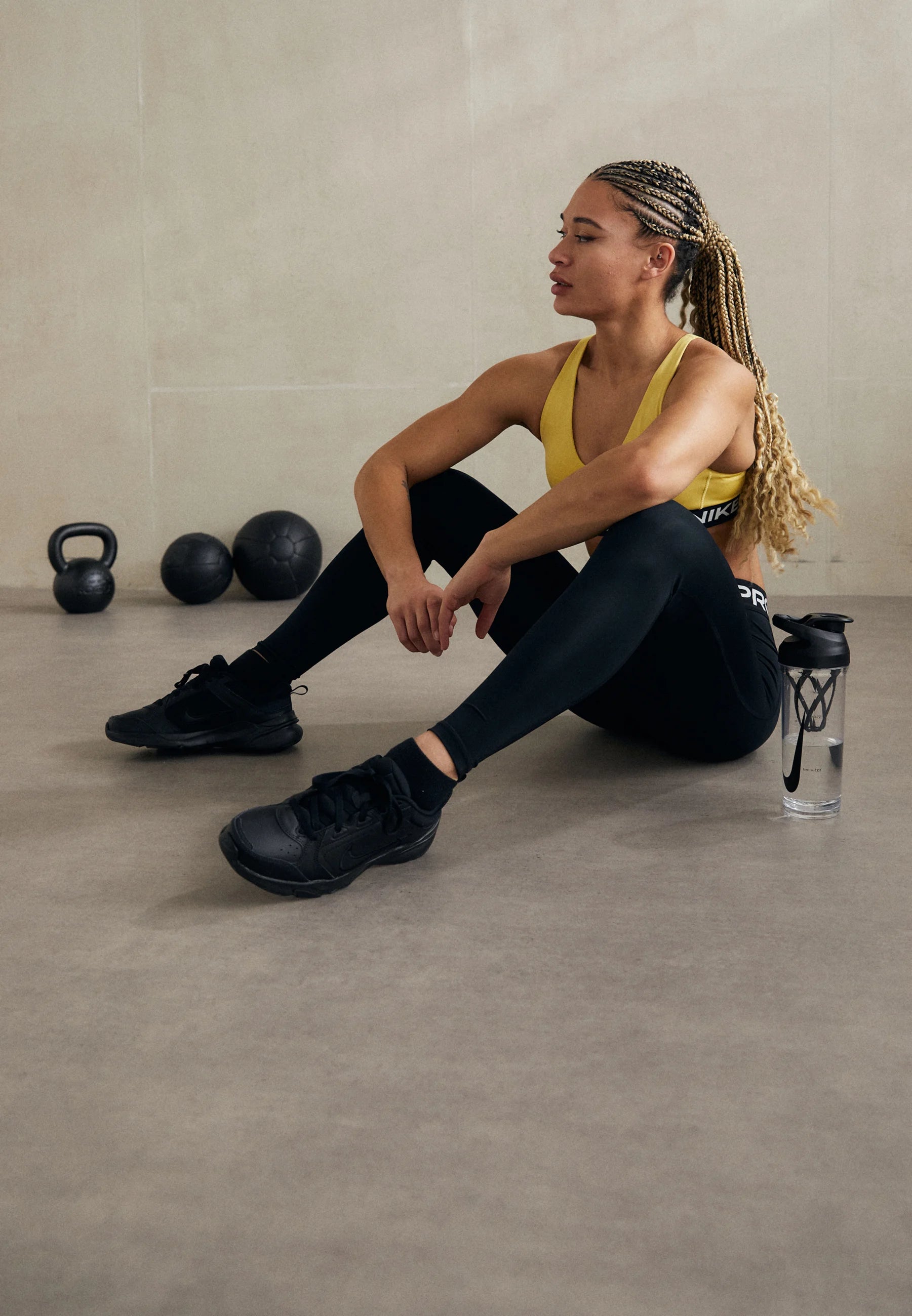 Soutien-gorge de sport Nike Indy Plunge à maintien moyen - Or Saturne, Blanc