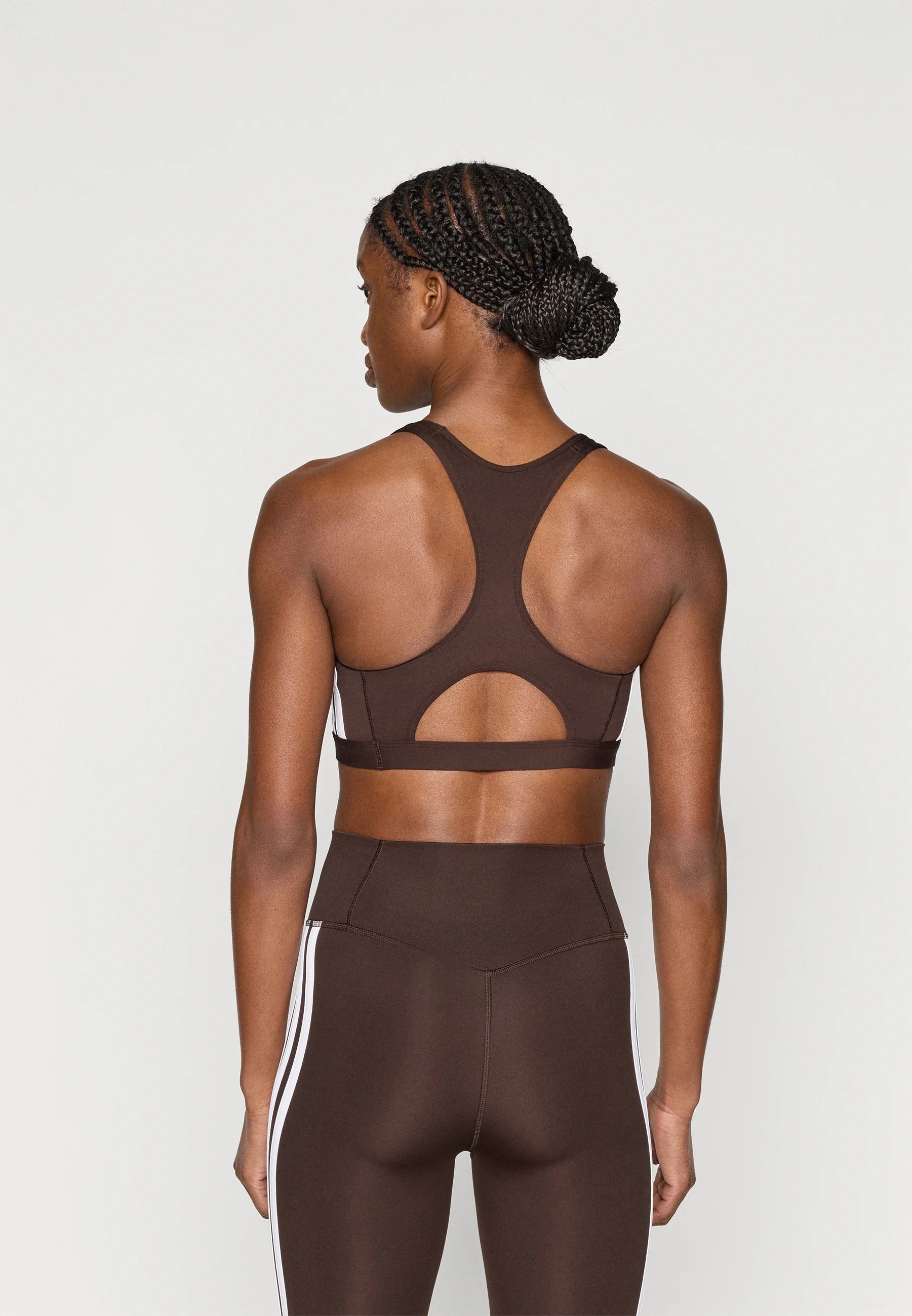 Podprsenka Adidas Performance Optime Essentials 3 Stripes Medium Support – káva Aurora, bílá