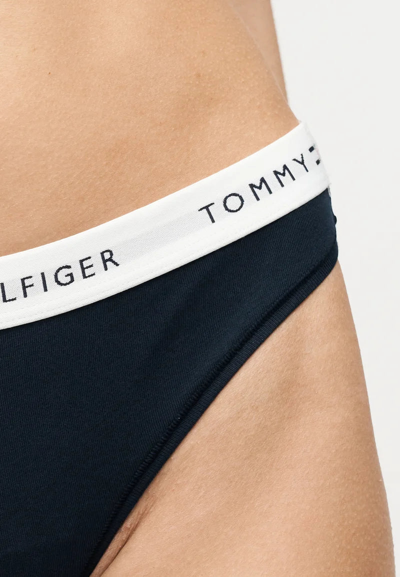 Zestaw 3 stringów Tommy Hilfiger – granatowy, przewiewna orchidea, słodki błękit
