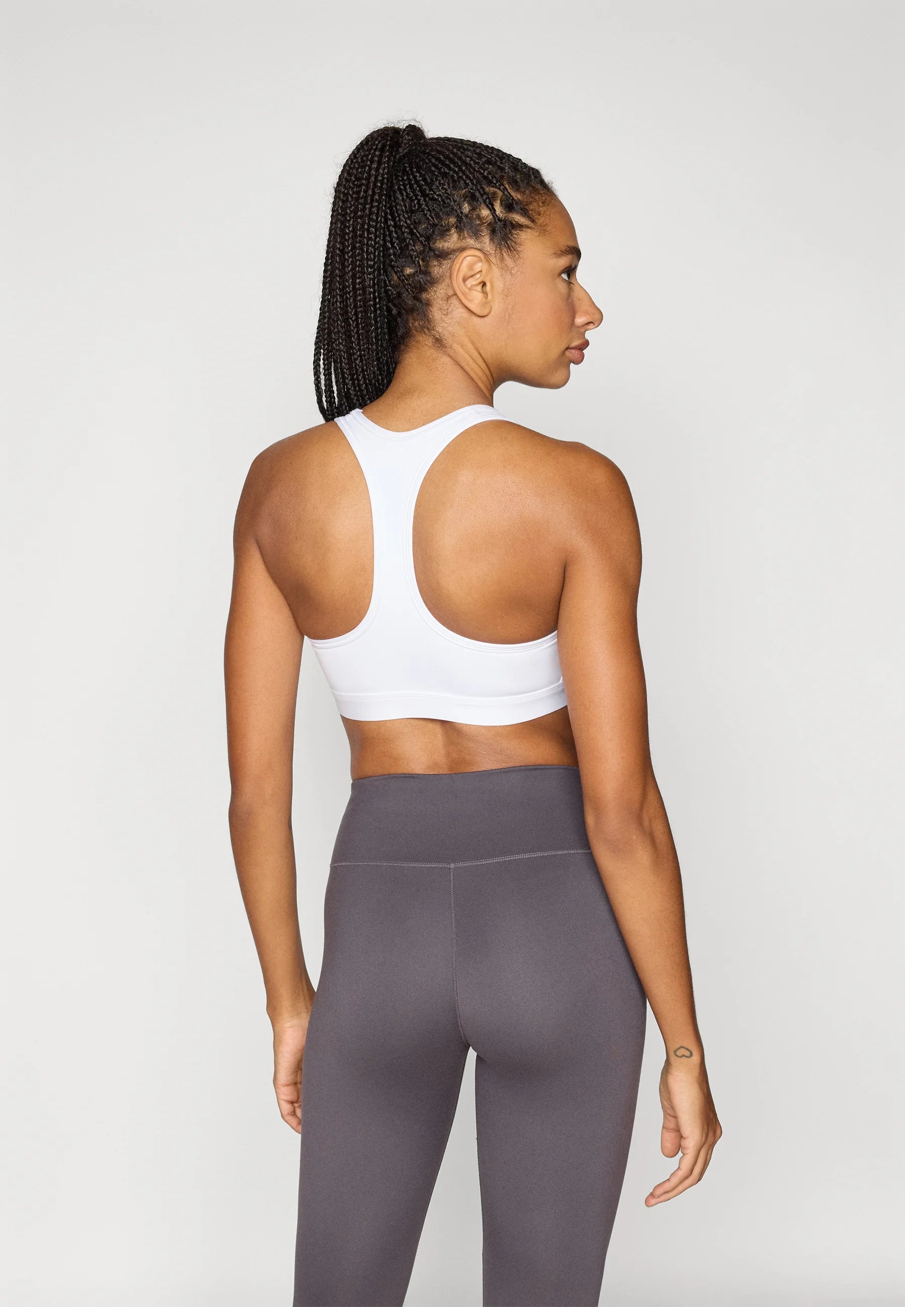 Sportovní podprsenka Nike Unpadded Medium Support – bílá, černá
