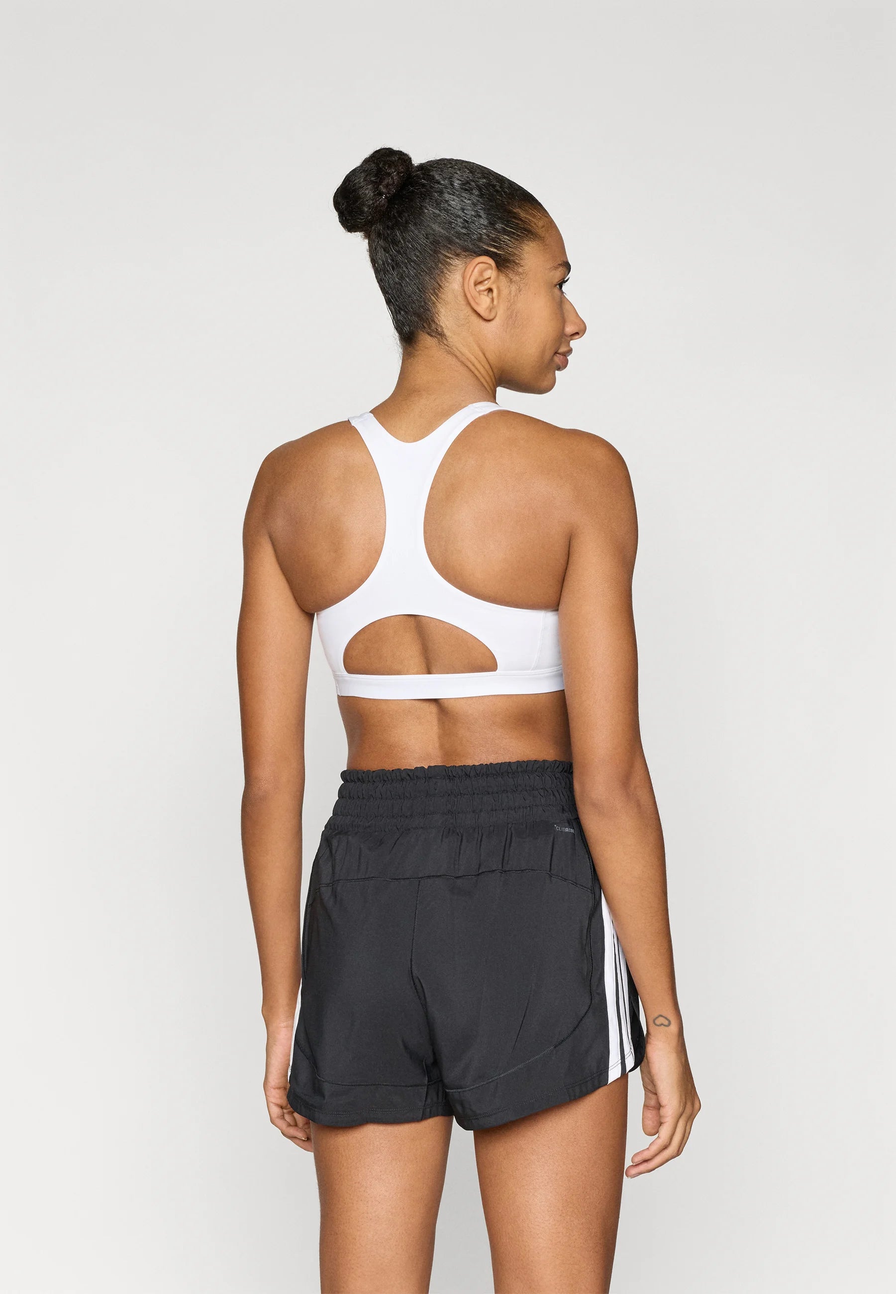 Podprsenka Adidas Performance Optime Essentials Medium Support – bílá