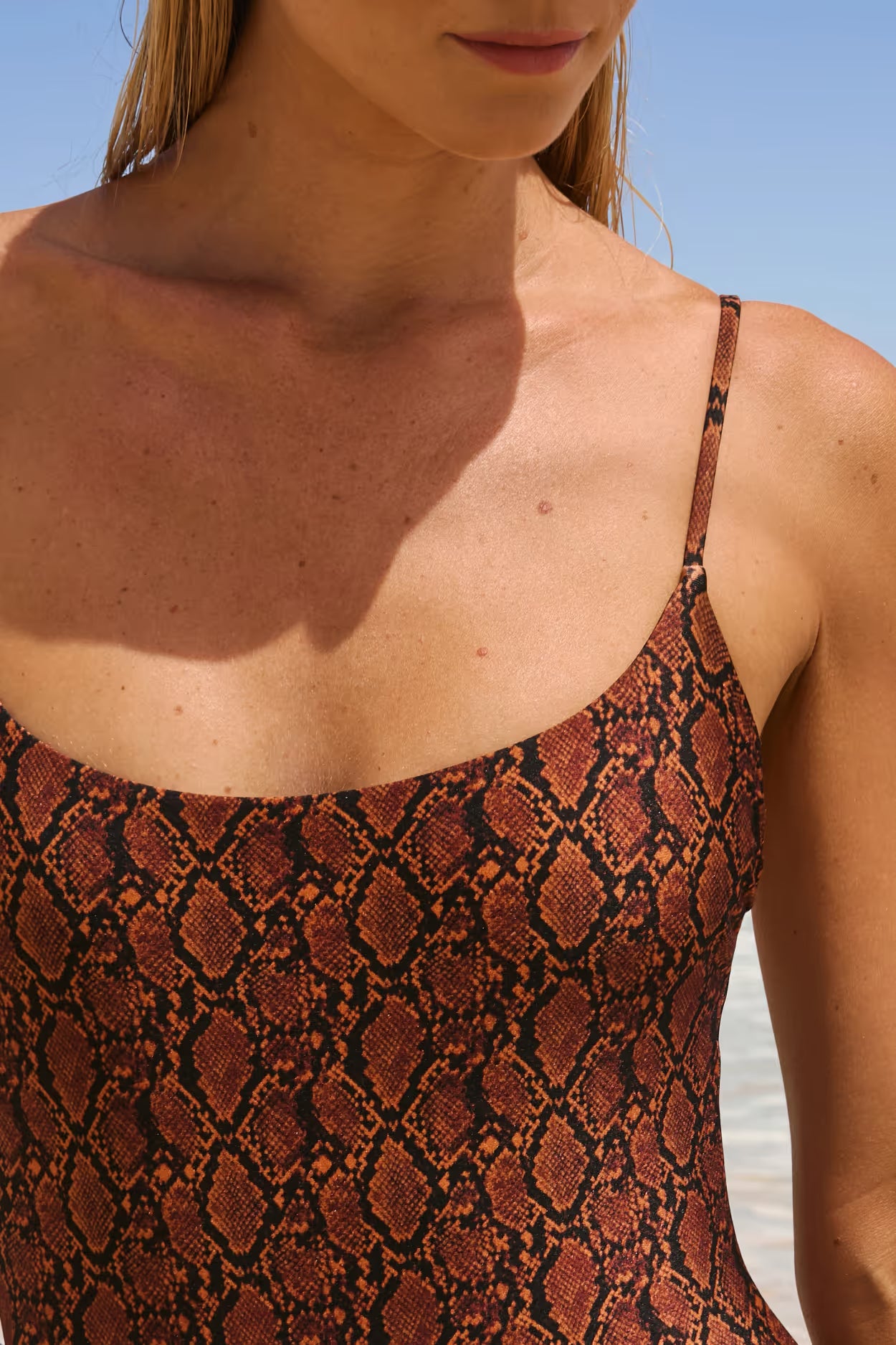 ETAM Einteiliger Badeanzug mit Zephiro-Python-Print und Schmuckdetail – Print Braun