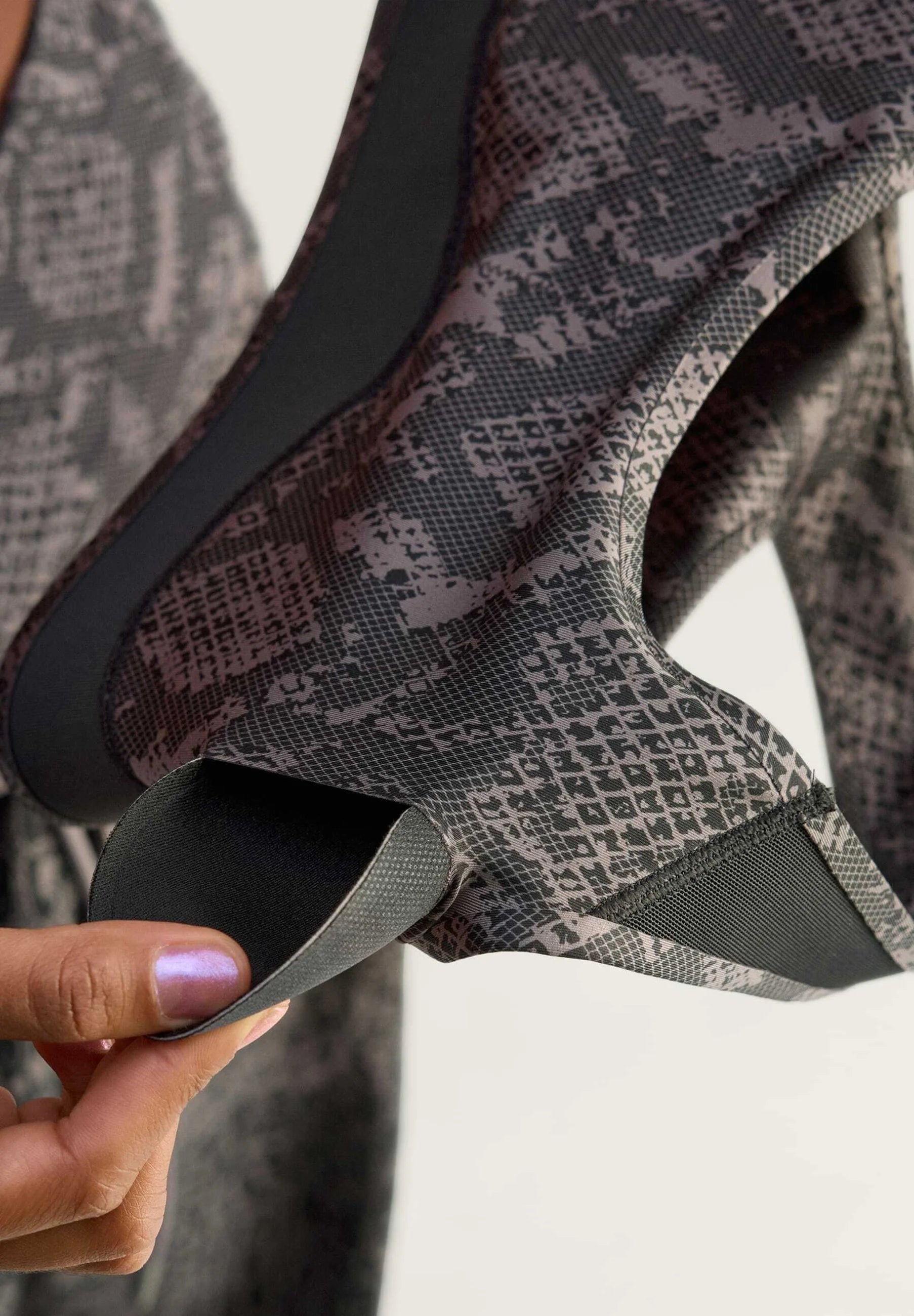 Adidas by Stella McCartney Power Impact bedruckter Sport-BH mit mittlerem Halt – Anthrazit, Schwarz