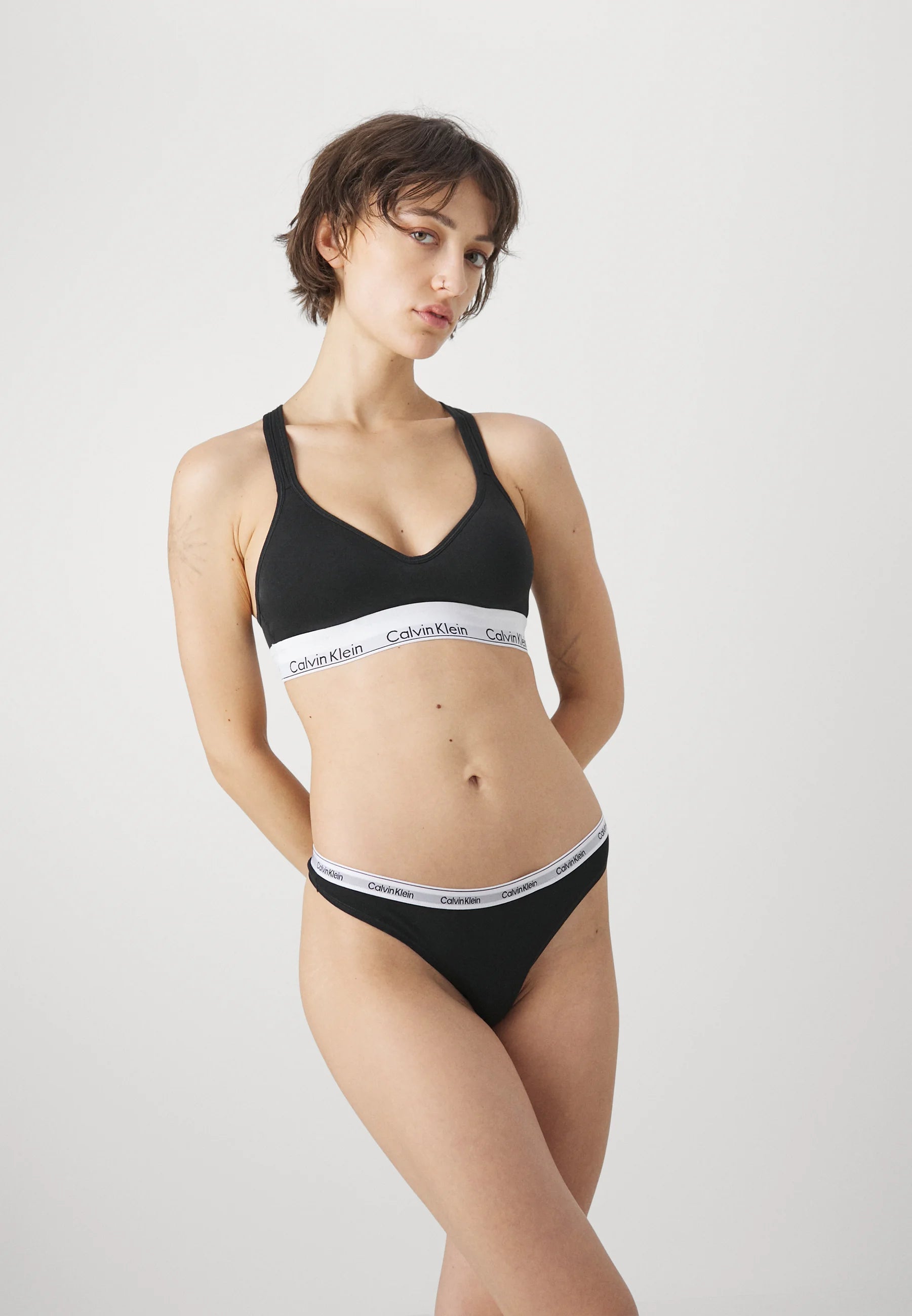 Trójpak stringów Calvin Klein Logo Icon – czarny