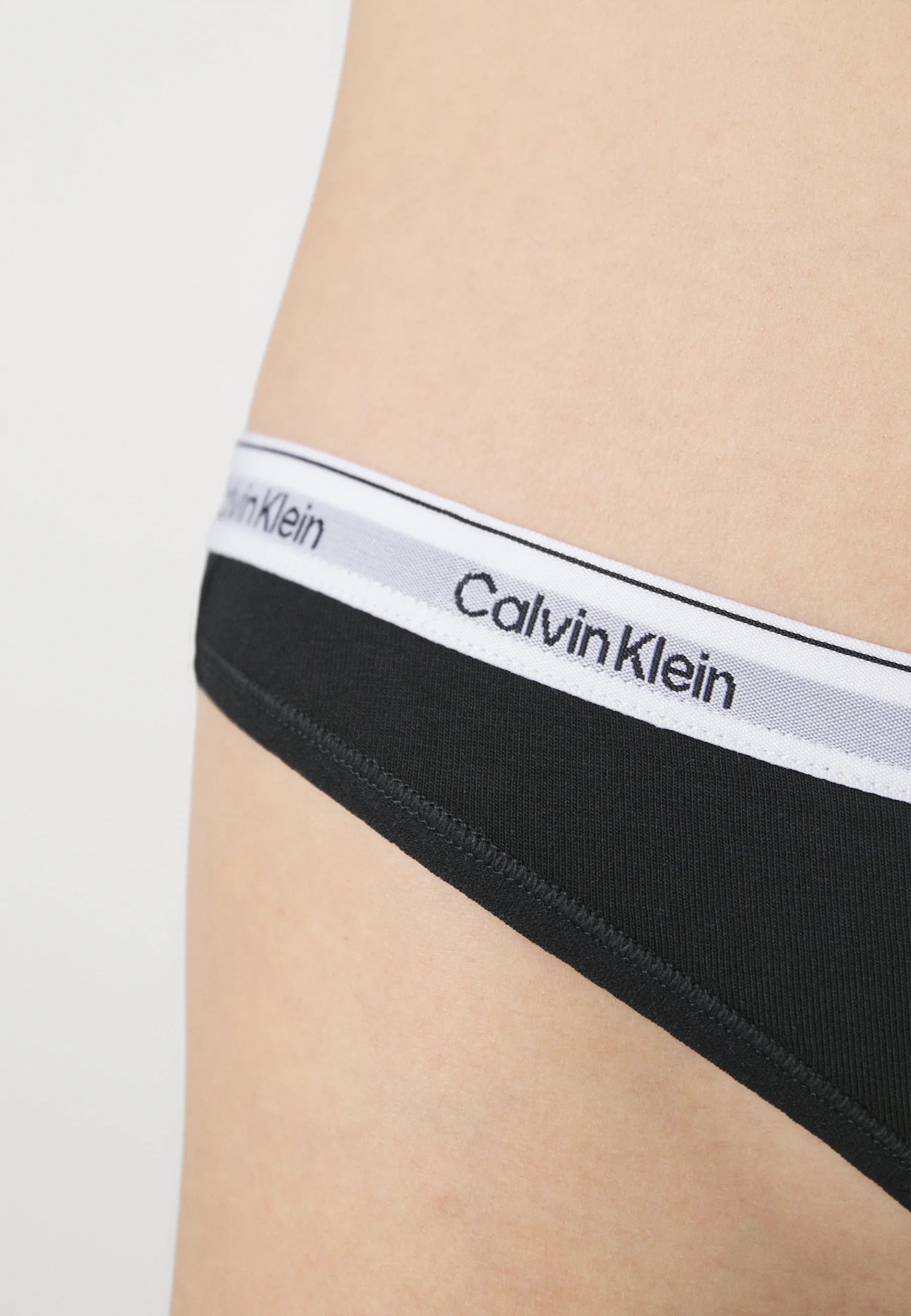 Stringi Calvin Klein Icon Logo – czarne