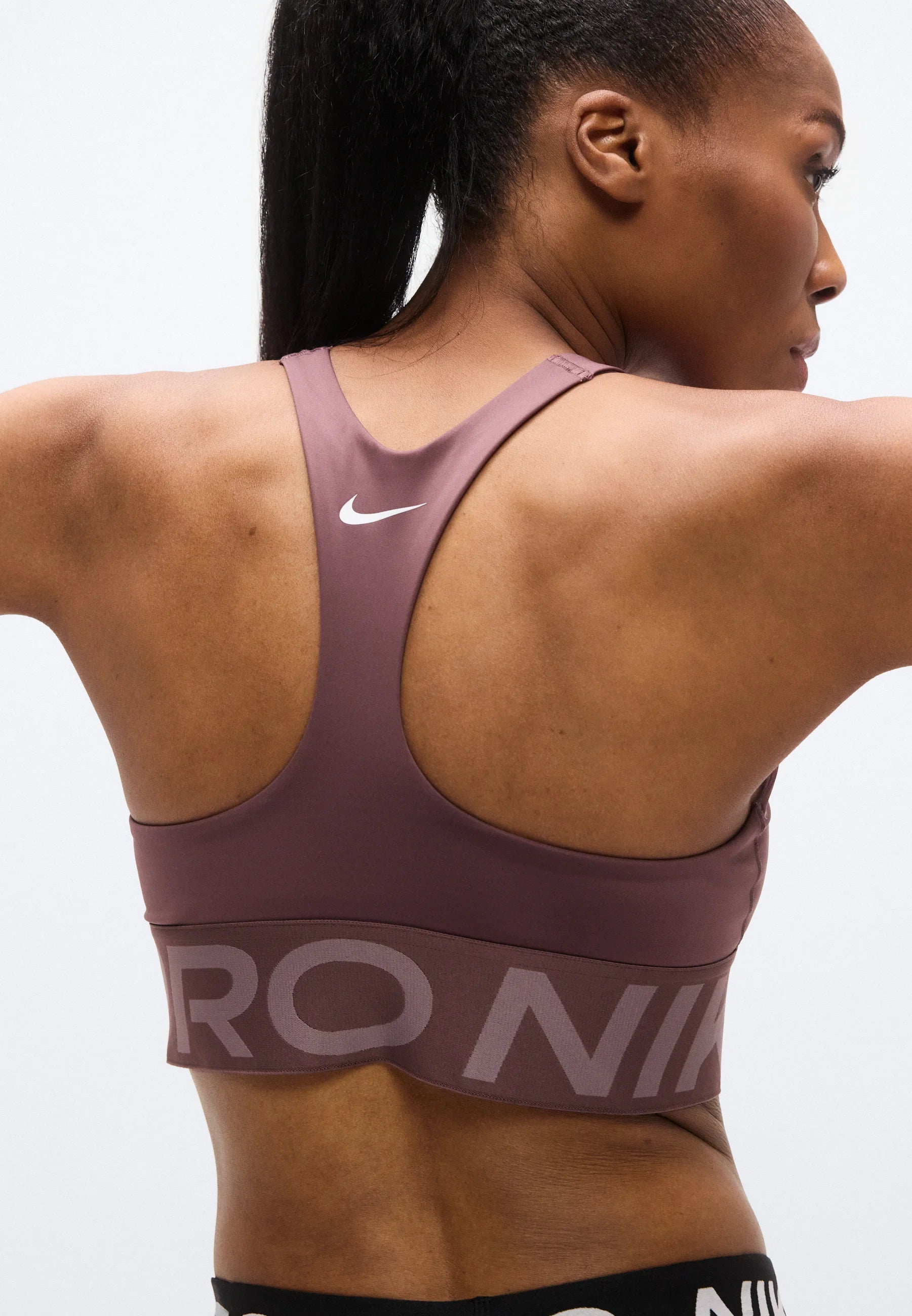 Sportovní podprsenka Nike Sculpt Medium Support – tetování, šedohnědá, bílá