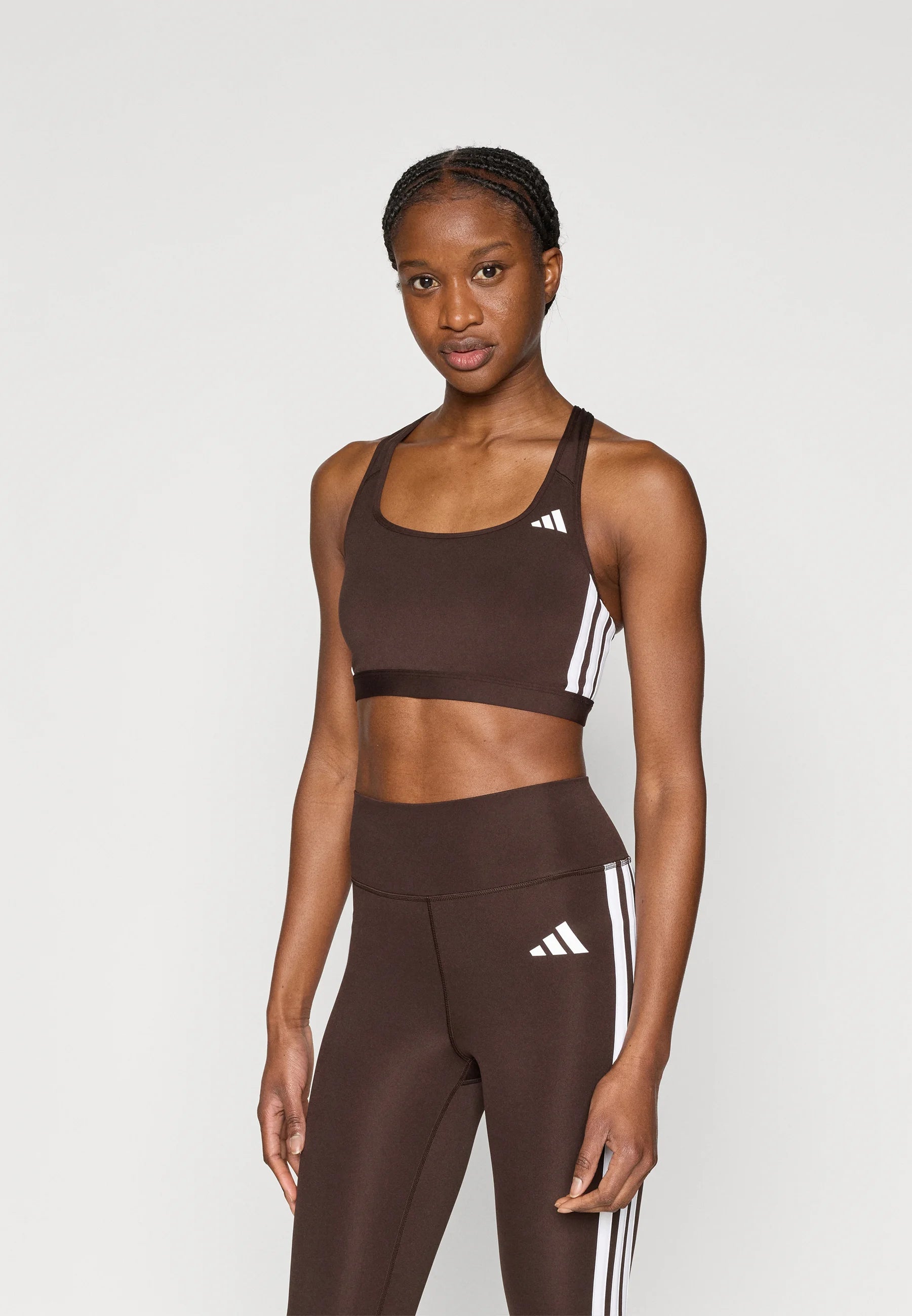 Podprsenka Adidas Performance Optime Essentials 3 Stripes Medium Support – káva Aurora, bílá