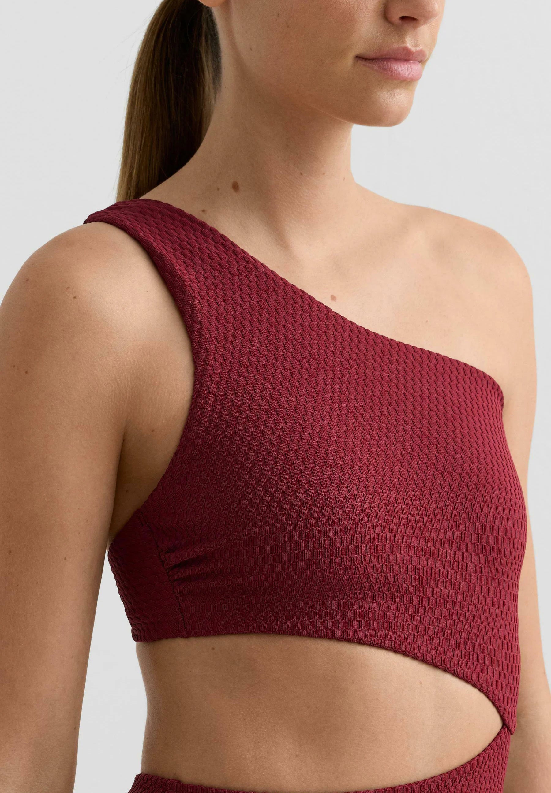 OYSHO Mini Check Jacquard Asymmetrischer Trikini-Badeanzug – Dunkelrot