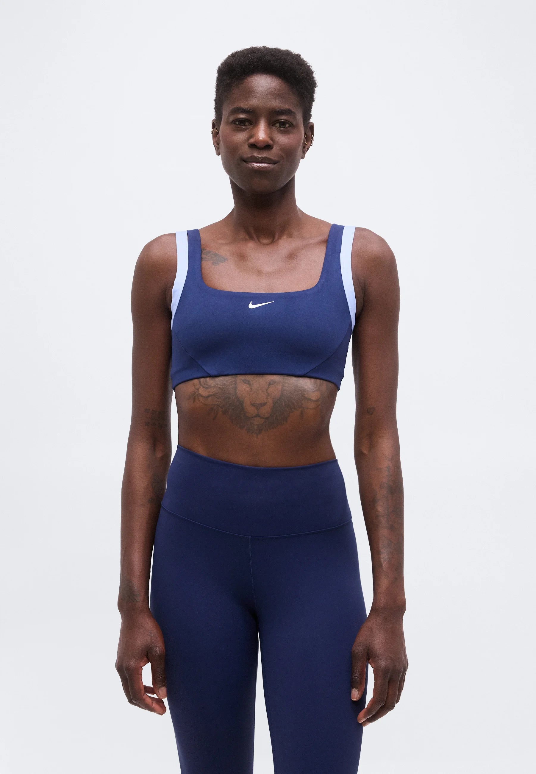 Podprsenka Nike Performance Light Support – Midnight Navy, hliník, bílá