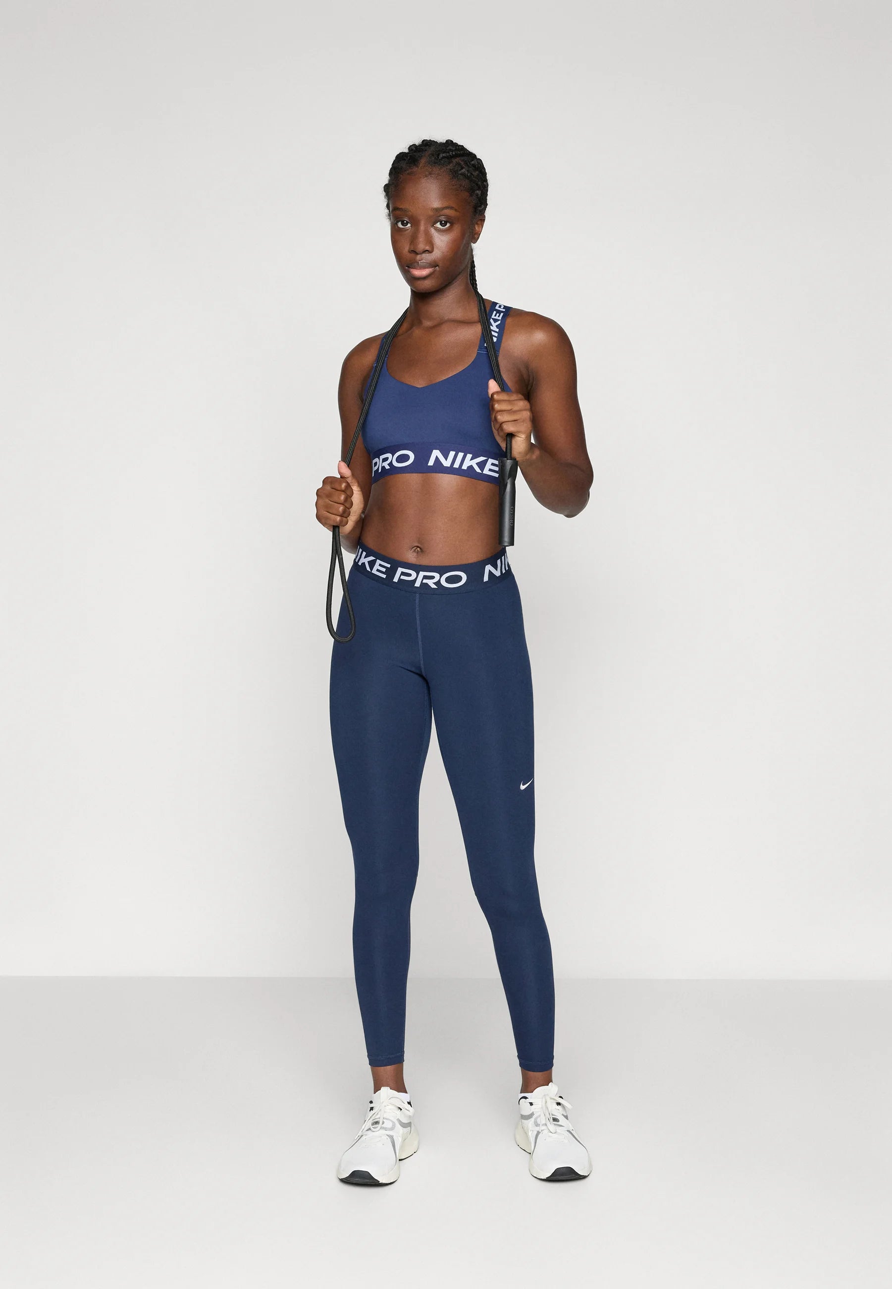 Nike Sport-BH mit mittlerem Halt – Midnight Navy, Weiß