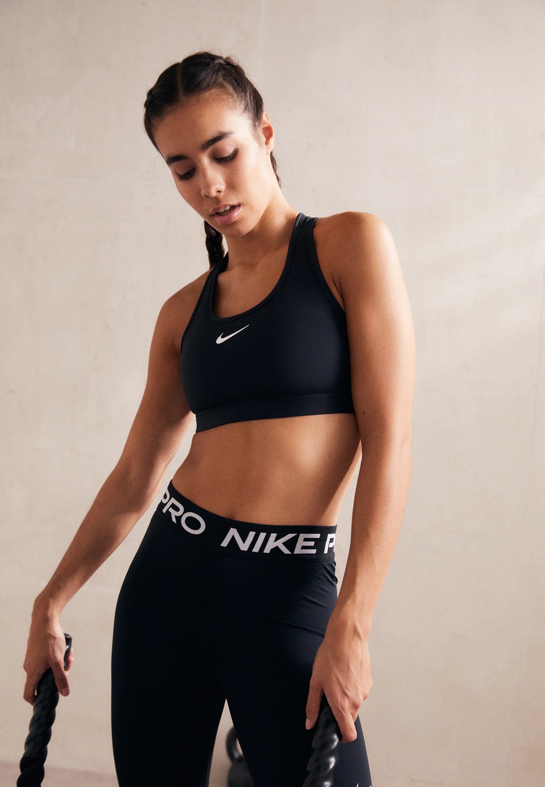 Sportovní podprsenka Nike Medium Support – černá, bílá