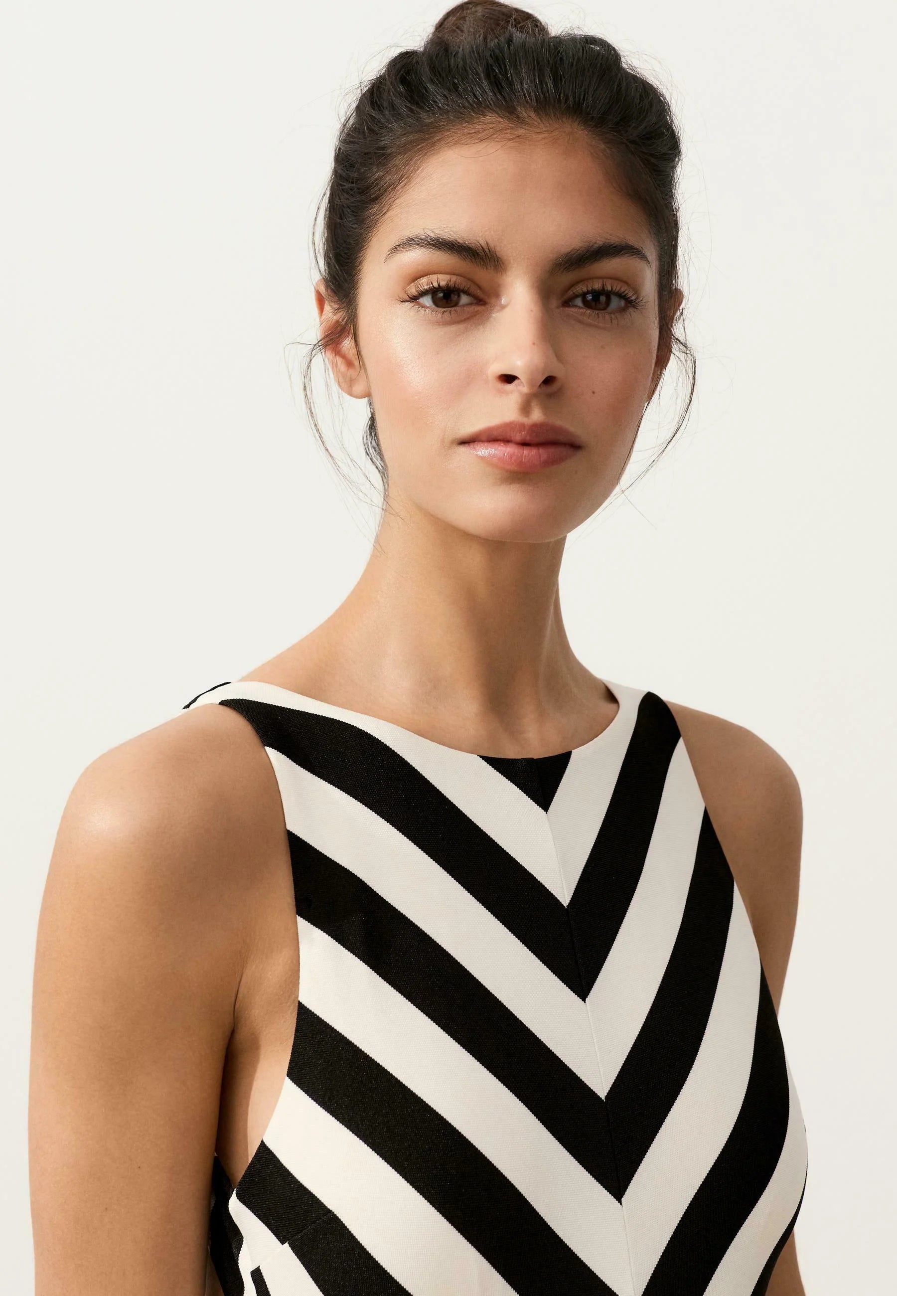 Jednodílné plavky OYSHO Stripe Structure – černé