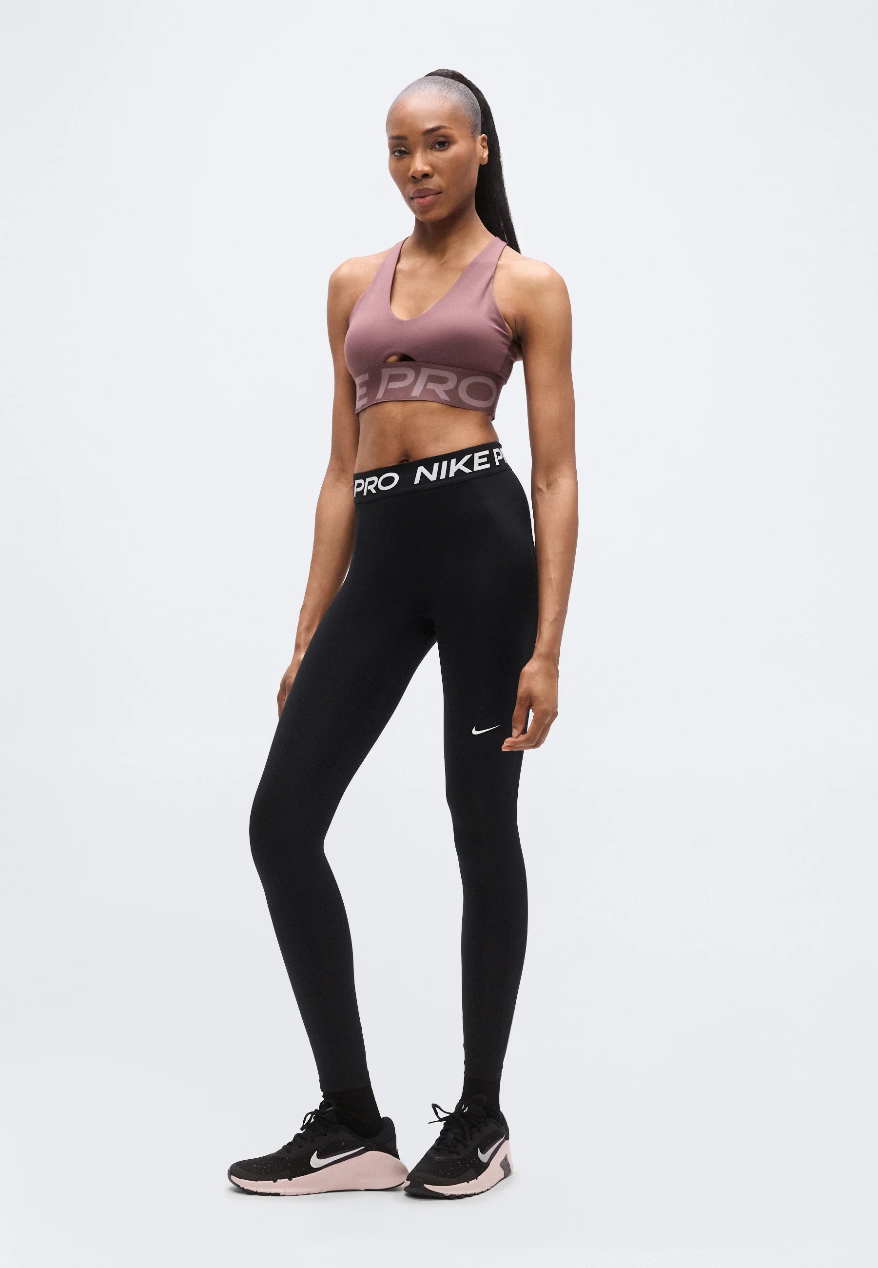 Sportovní podprsenka Nike Sculpt Medium Support – tetování, šedohnědá, bílá