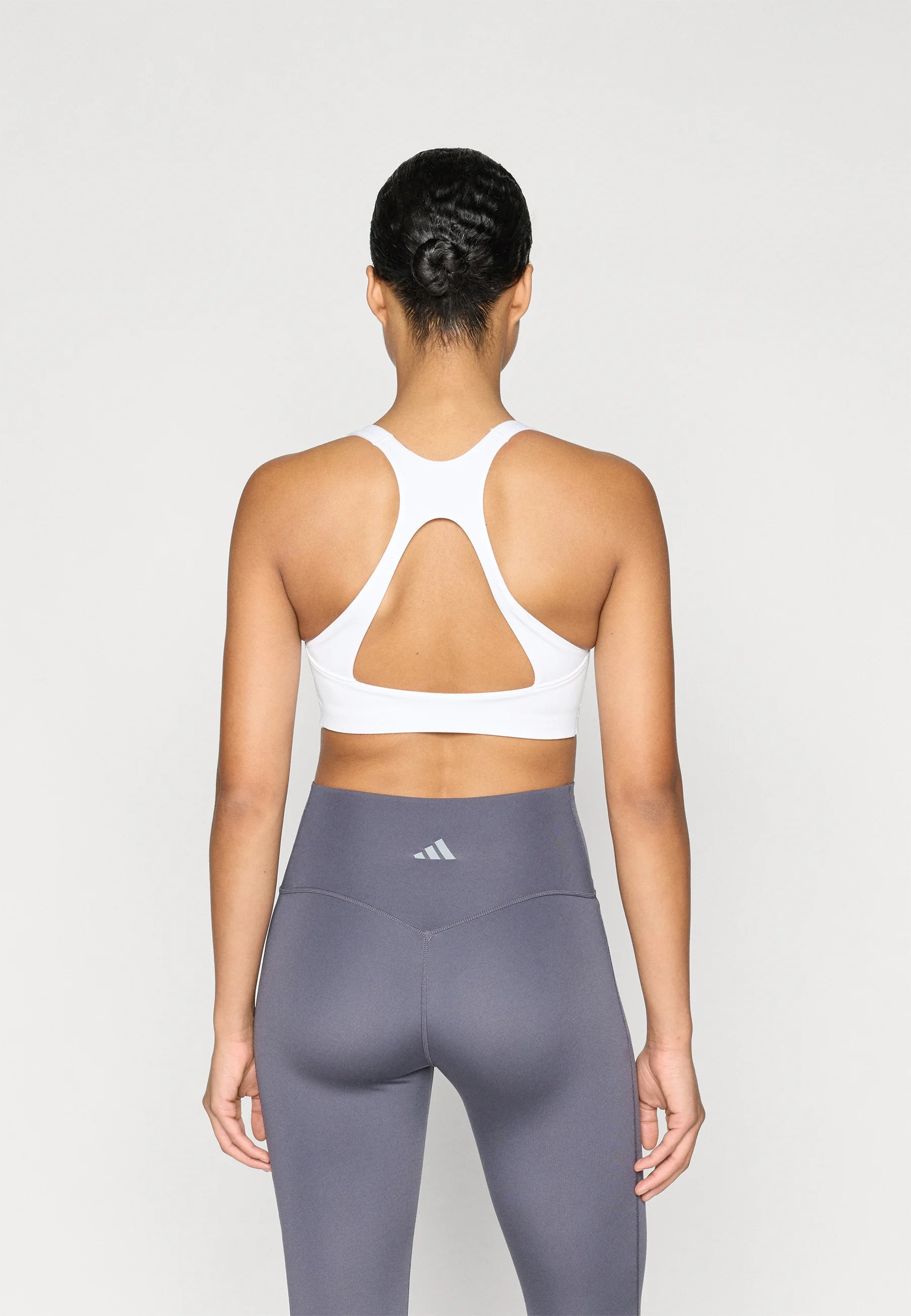 Biustonosz Adidas Performance Optime Workout ze średnim wsparciem – biały