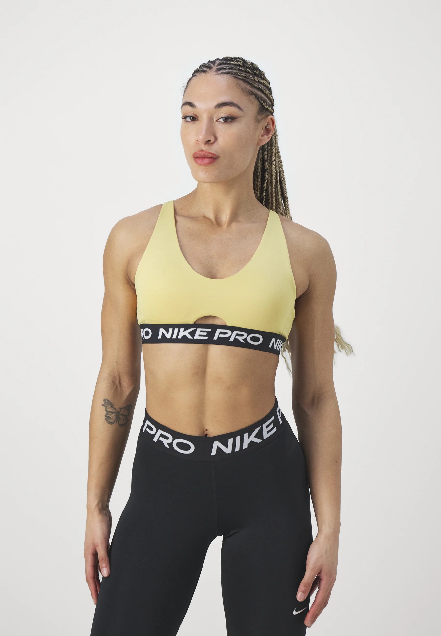 Soutien-gorge de sport Nike Indy Plunge à maintien moyen - Or Saturne, Blanc