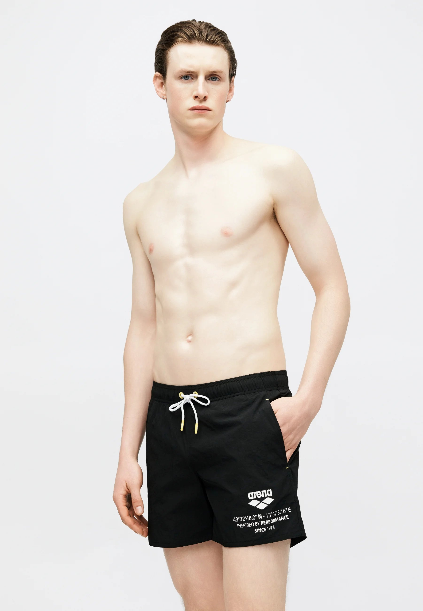 Strandshorts mit Arena-Grafik – Schwarz
