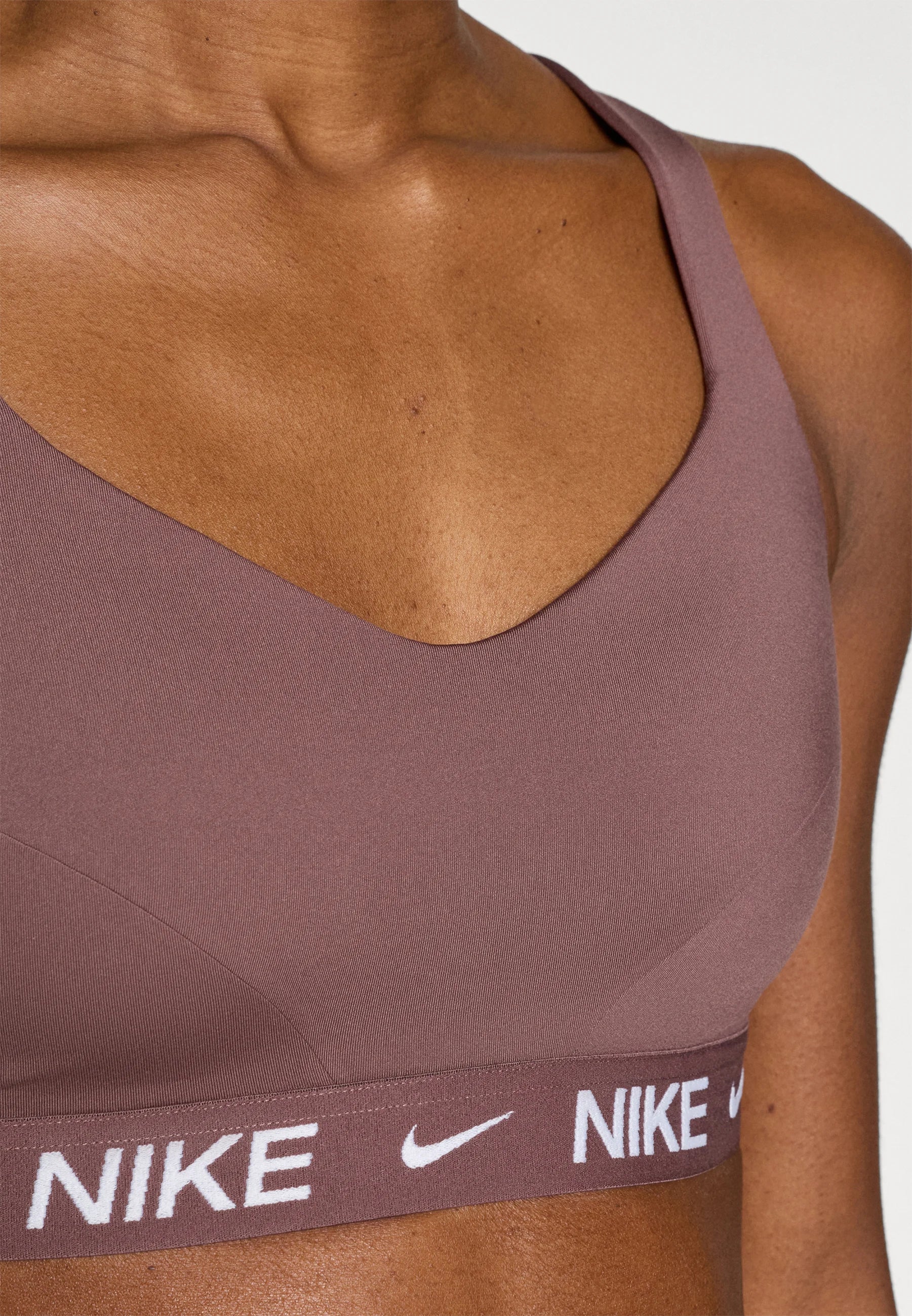 Sportovní podprsenka Nike Indy Medium Support – tetování, plachta