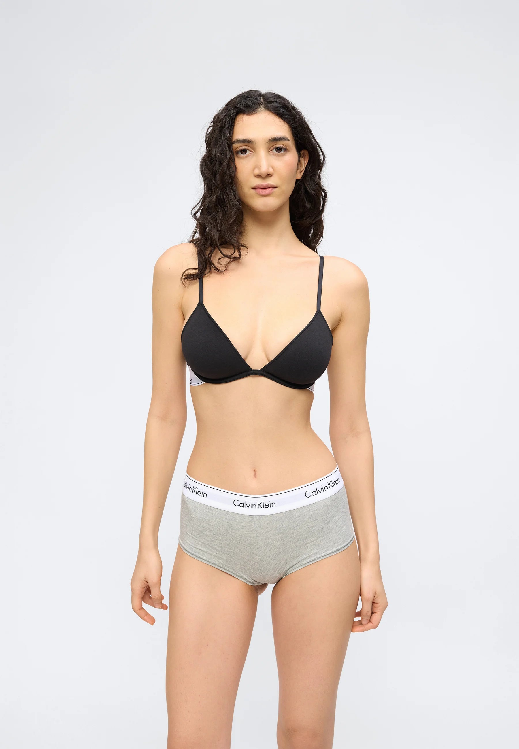Calvin Klein Lehce podšitá podprsenka pod tričkem – černá