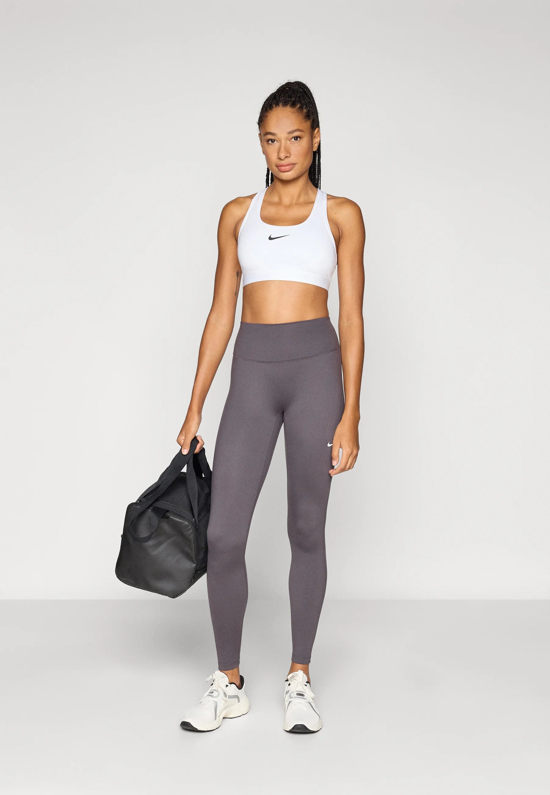 Sportovní podprsenka Nike Unpadded Medium Support – bílá, černá
