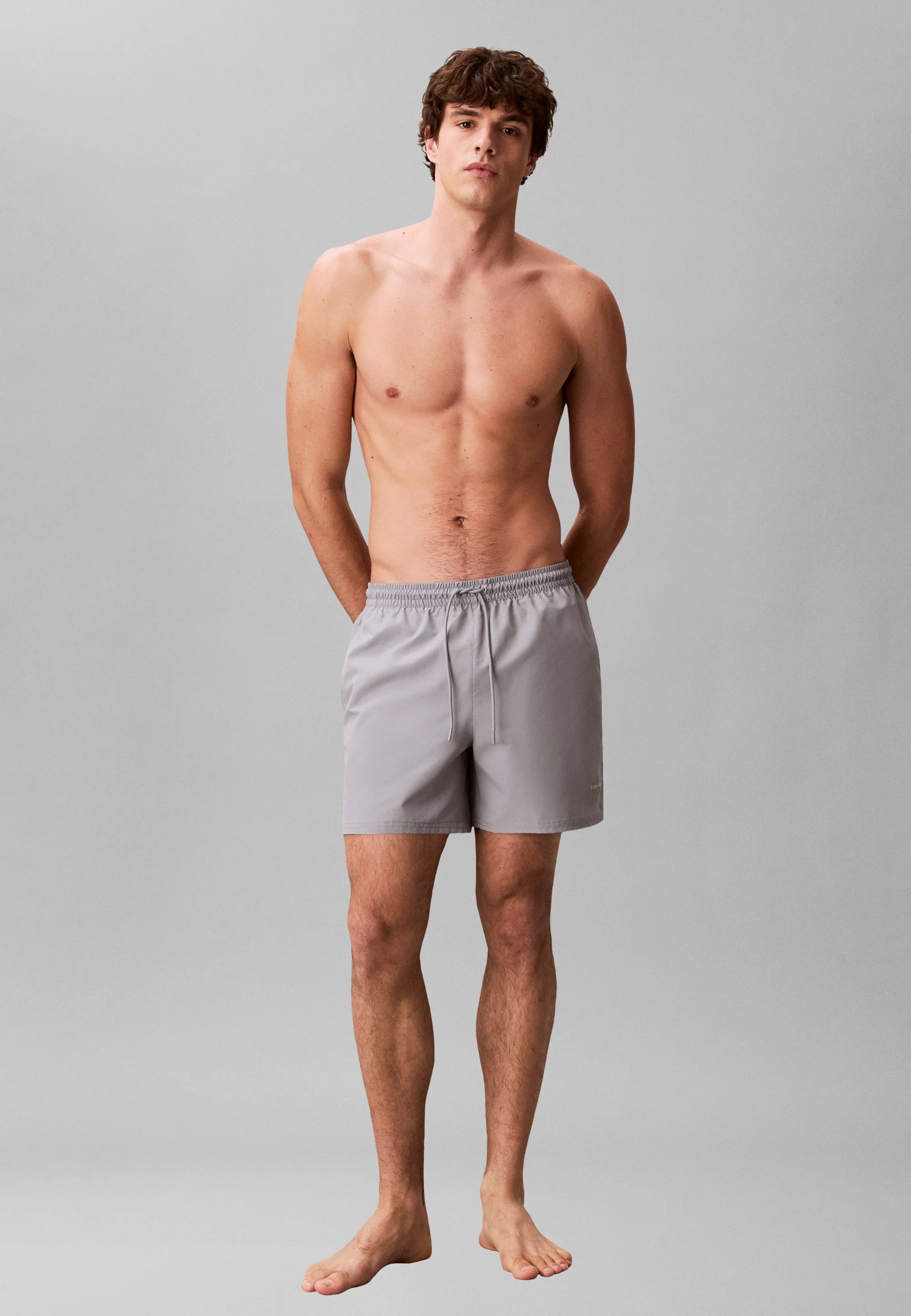 Spodenki kąpielowe Calvin Klein z monogramem – Misty Grey