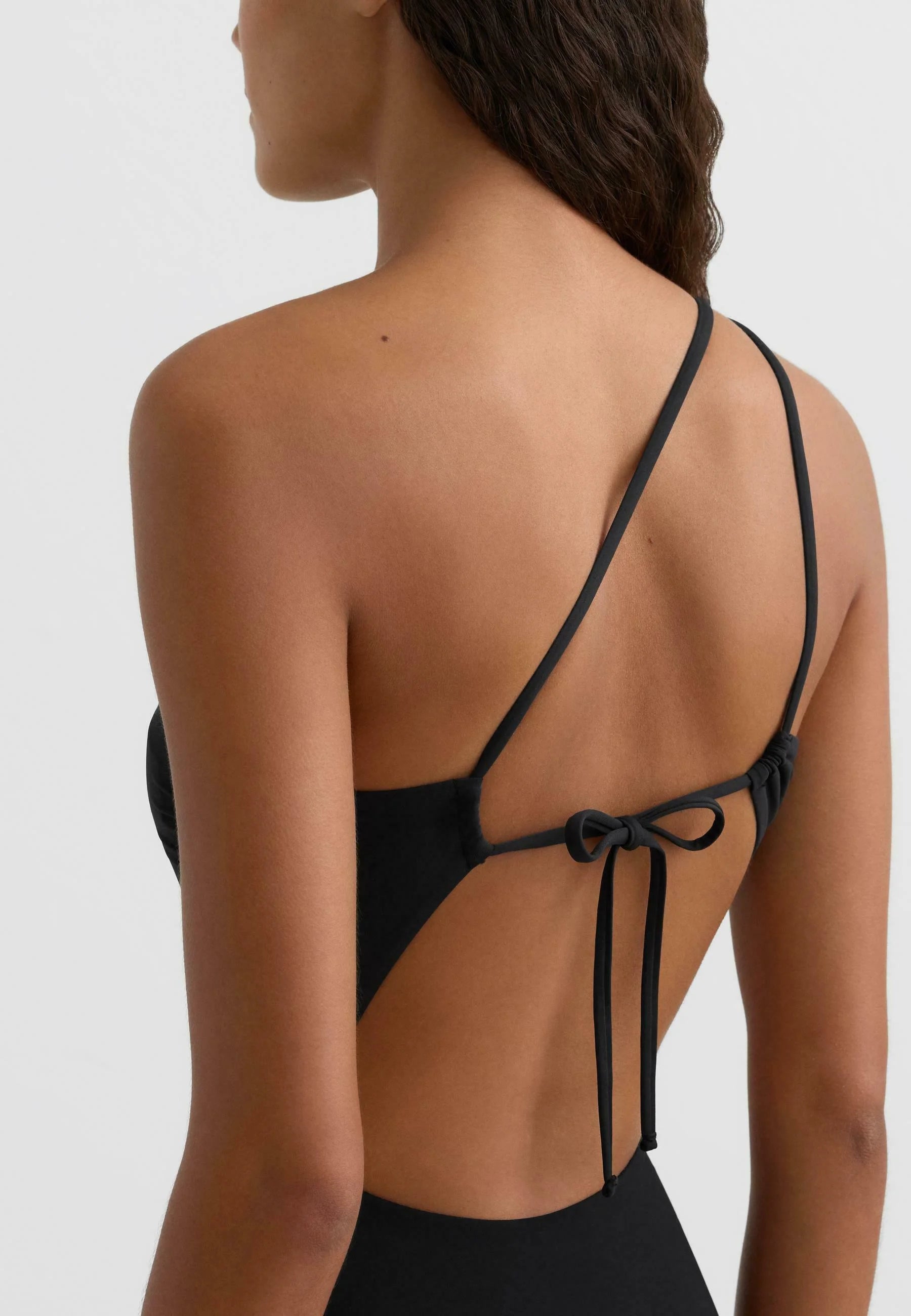 Jednodílné plavky OYSHO Asymetric Tie-Detail – černé